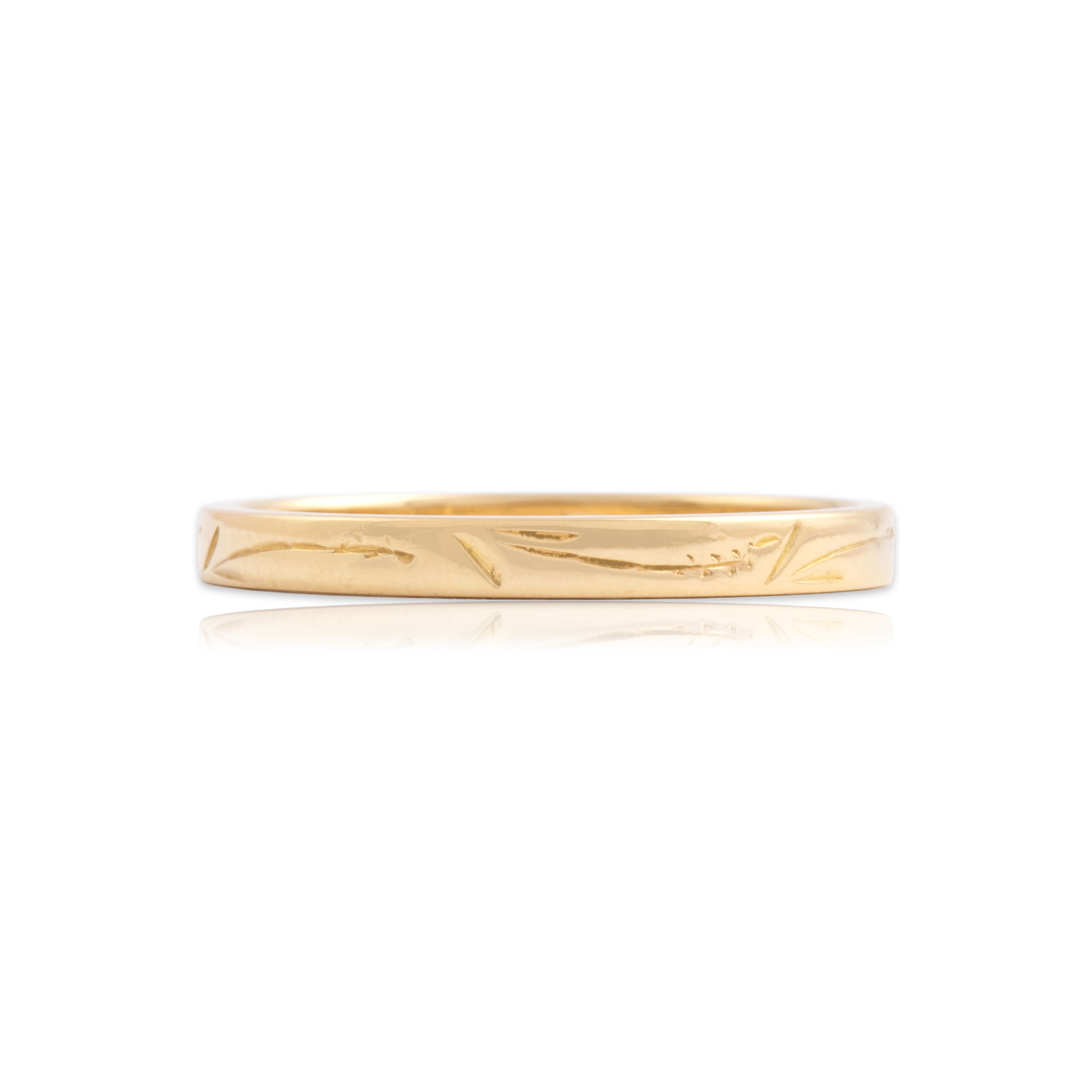 Vintage English 18k Yellow Gold Lupine-Etched Band Ring - Close-up view