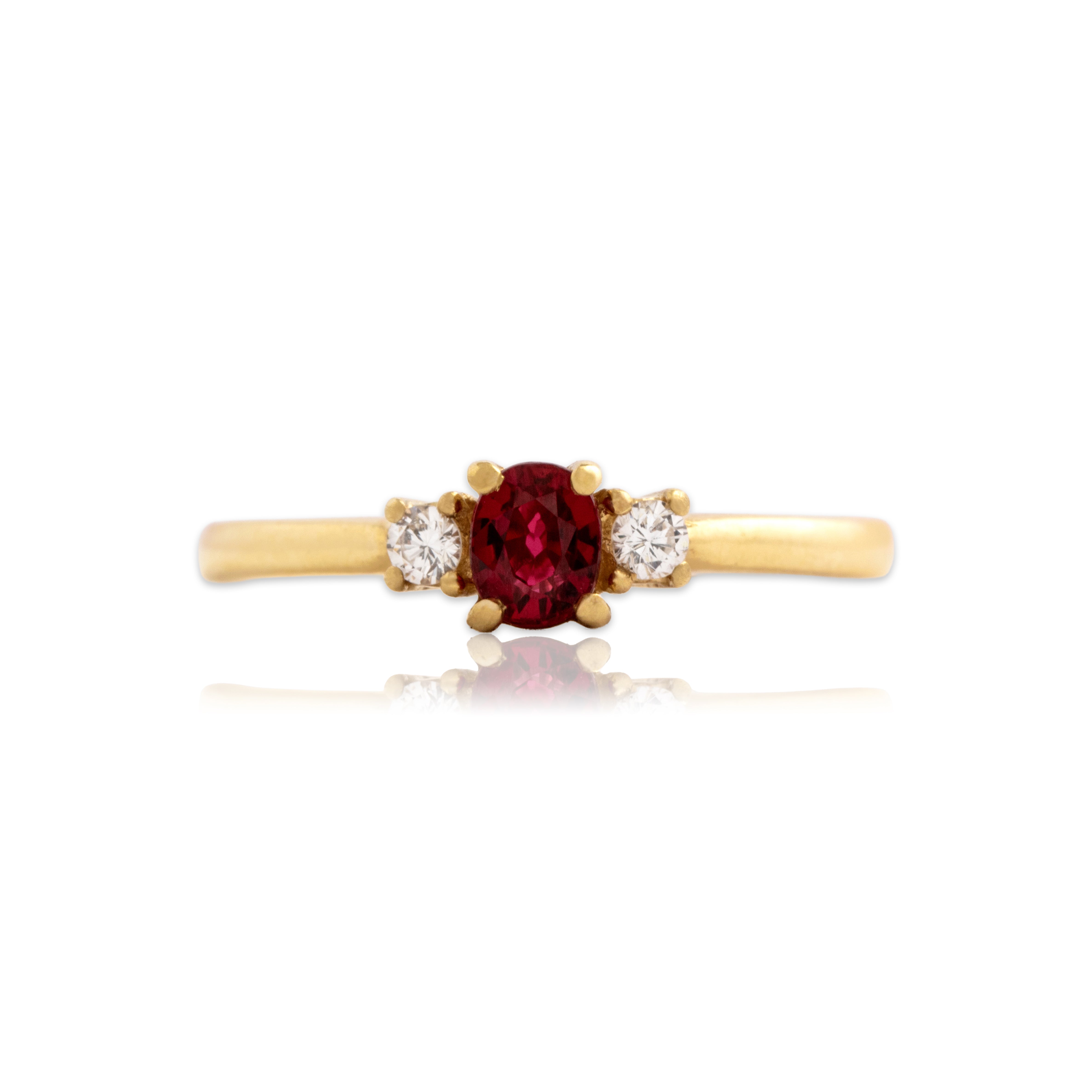 Vintage 18k Yellow Gold Ruby Diamond Classic Sparkling Trio Ring -  Close-up view