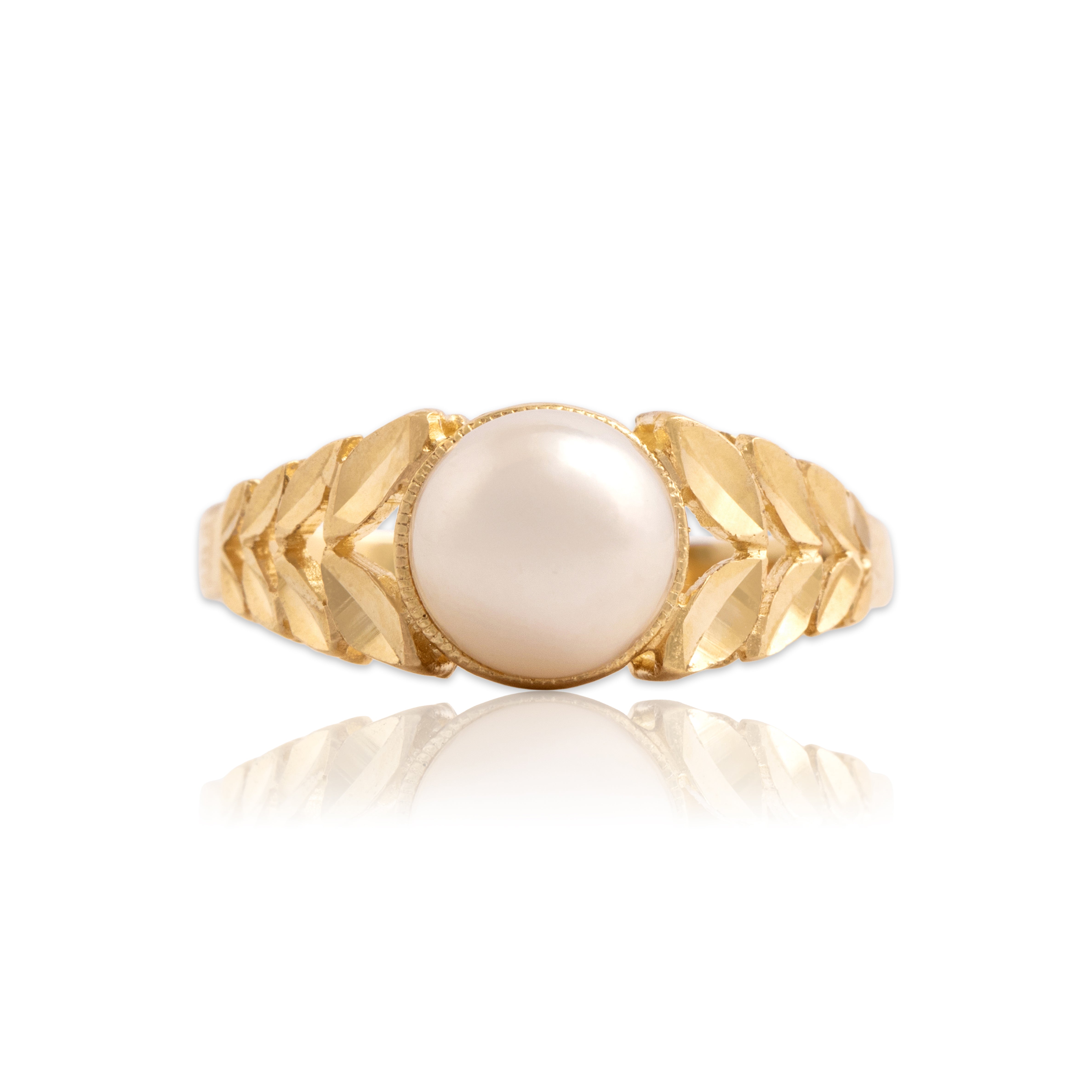 Vintage 14k Yellow Gold Pearl Carved Laurel Shoulder Ring - Close-up view