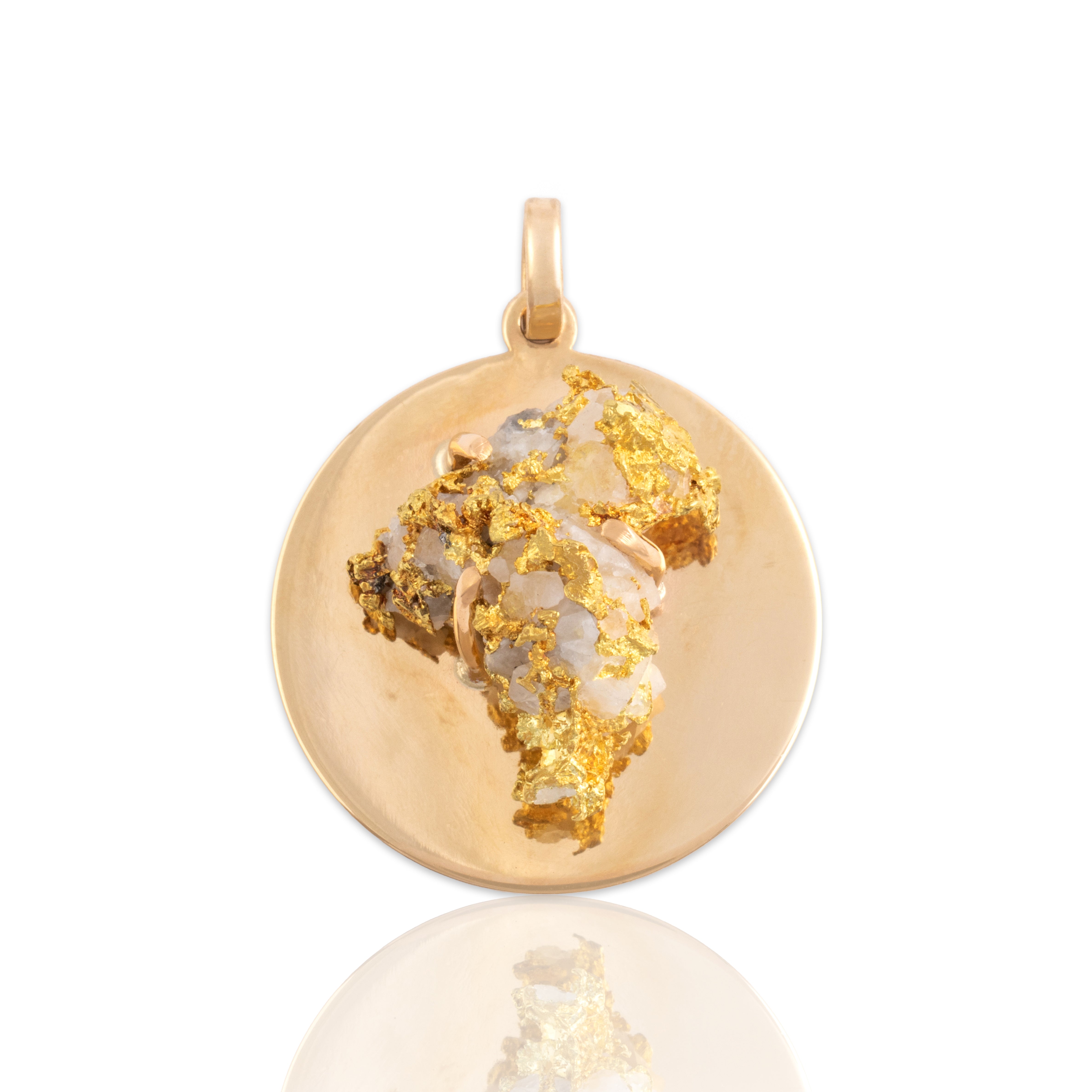 Vintage Heavy 14k Yellow Gold Gold-Vein Quartz Striking Naturalistic Medallion Pendant - Close-up view