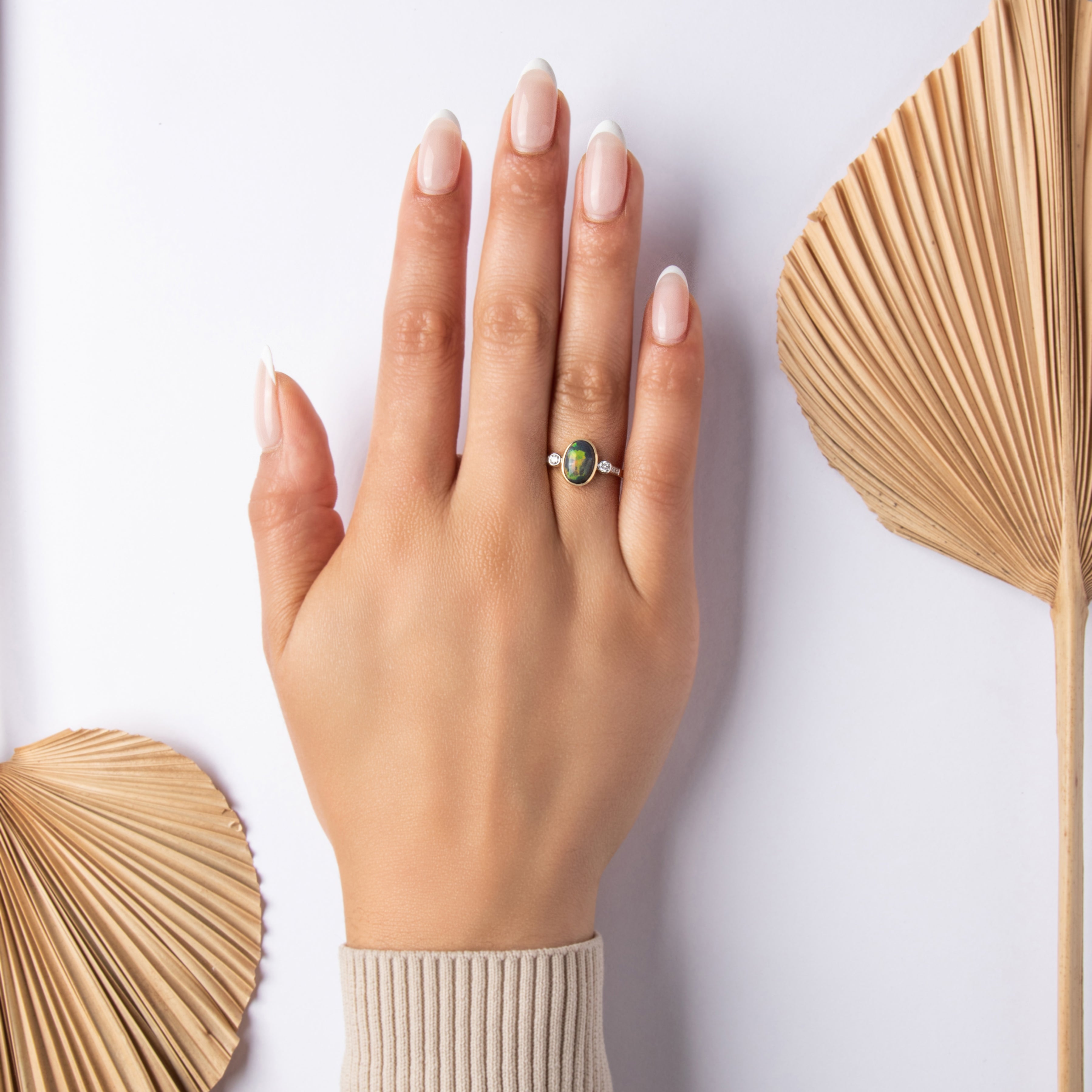 Estate 18k Yellow Gold [Custom Carat] Mesmerizing Flashing Ring - On model view