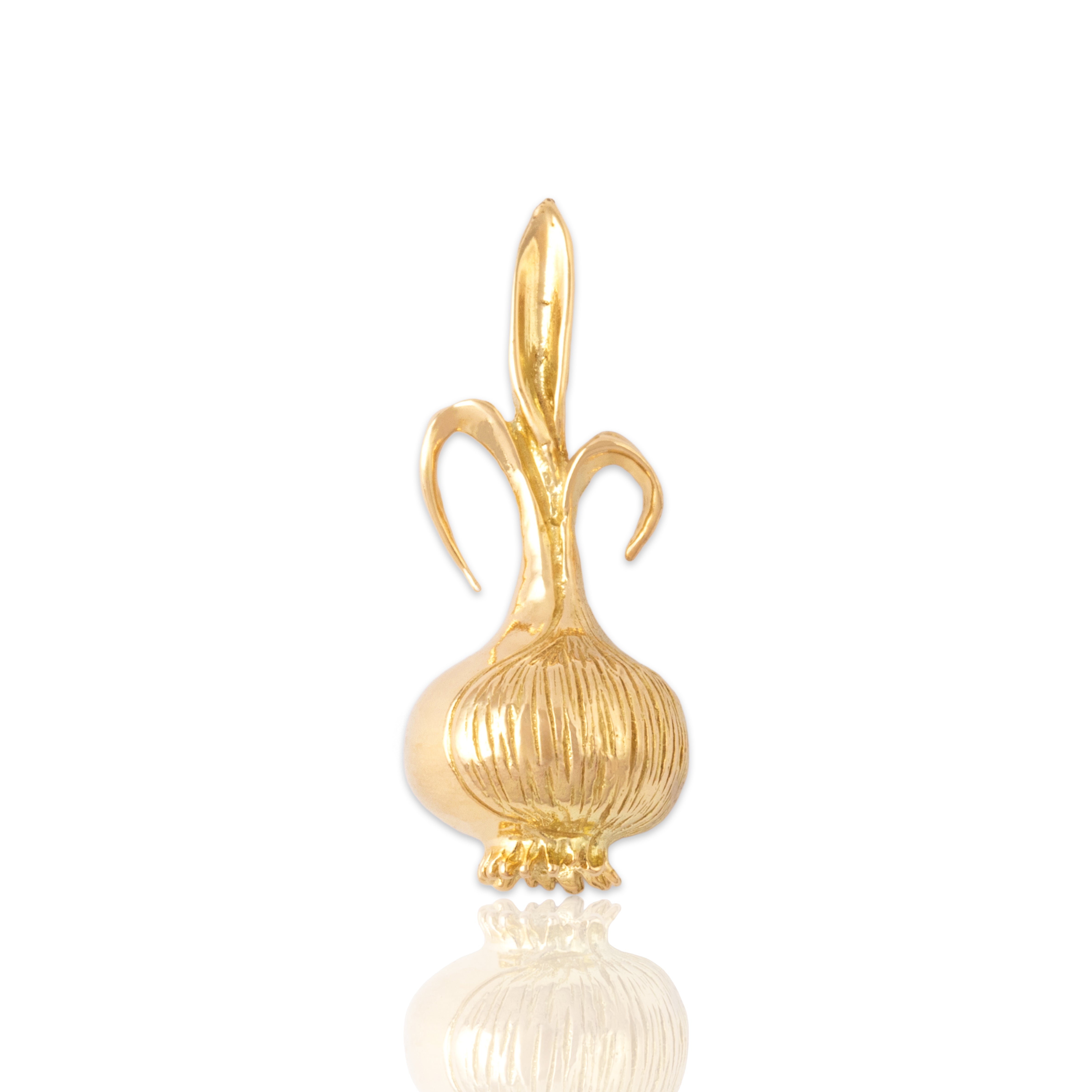 Vintage 18k Yellow Gold Adorable Growing Onion Pendant - Close-up view