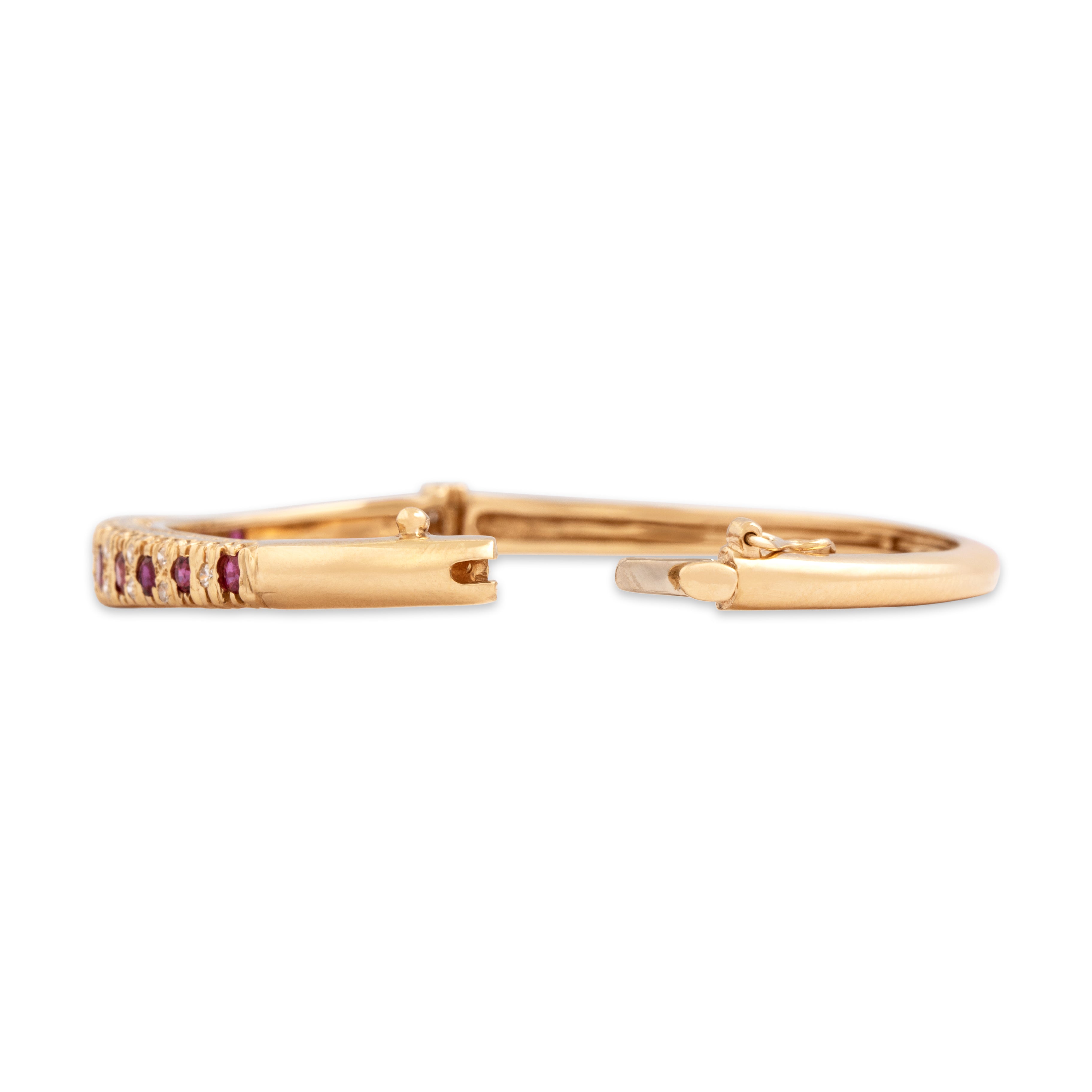 Vintage 14k Yellow Gold 1.01cttw Ruby Diamond Incredible Glittering Ribbed Setting Bangle Bracelet - clasp view
