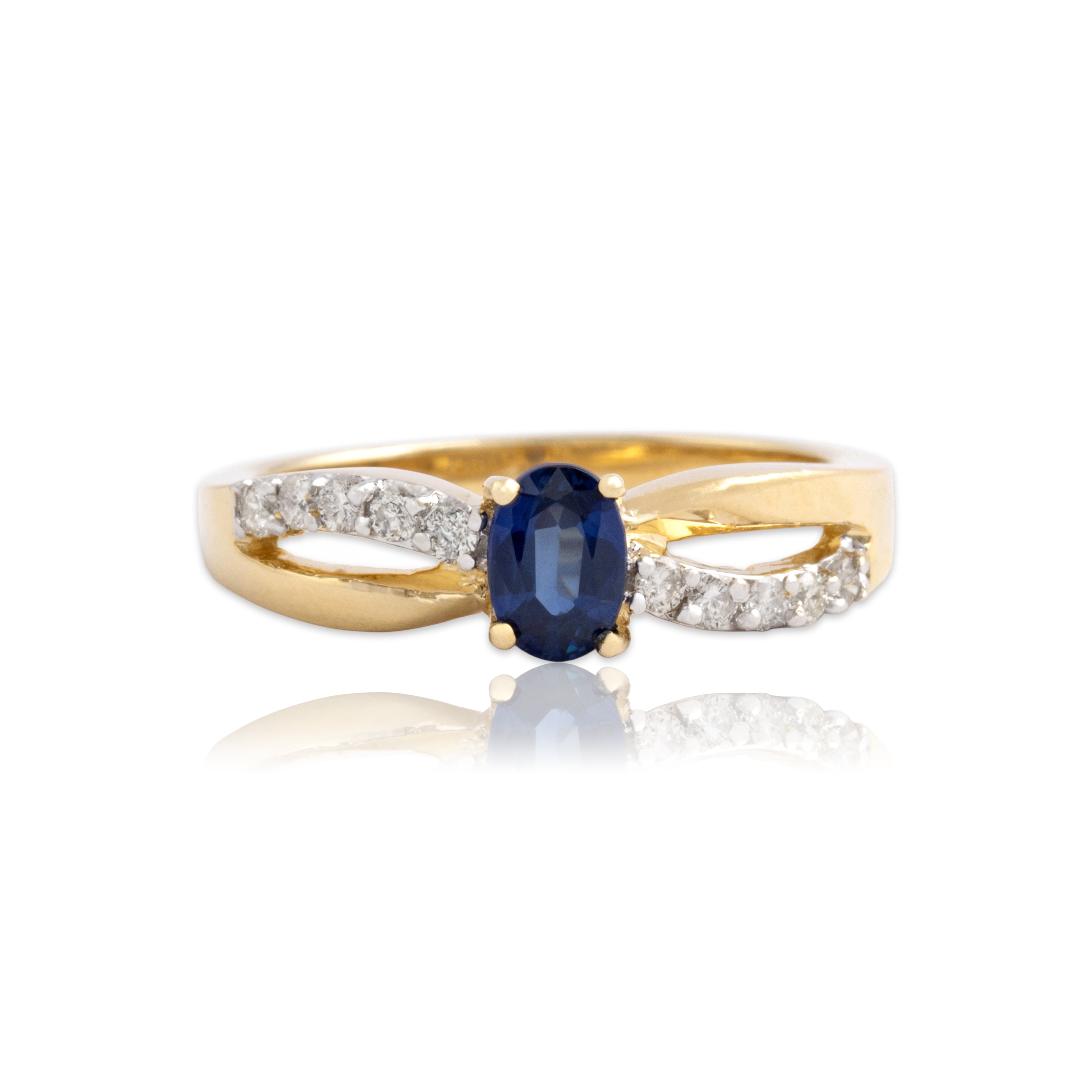 Vintage 14k Yellow Gold .56ct Blue Sapphire Diamond Shoulder Ring - Close-up view