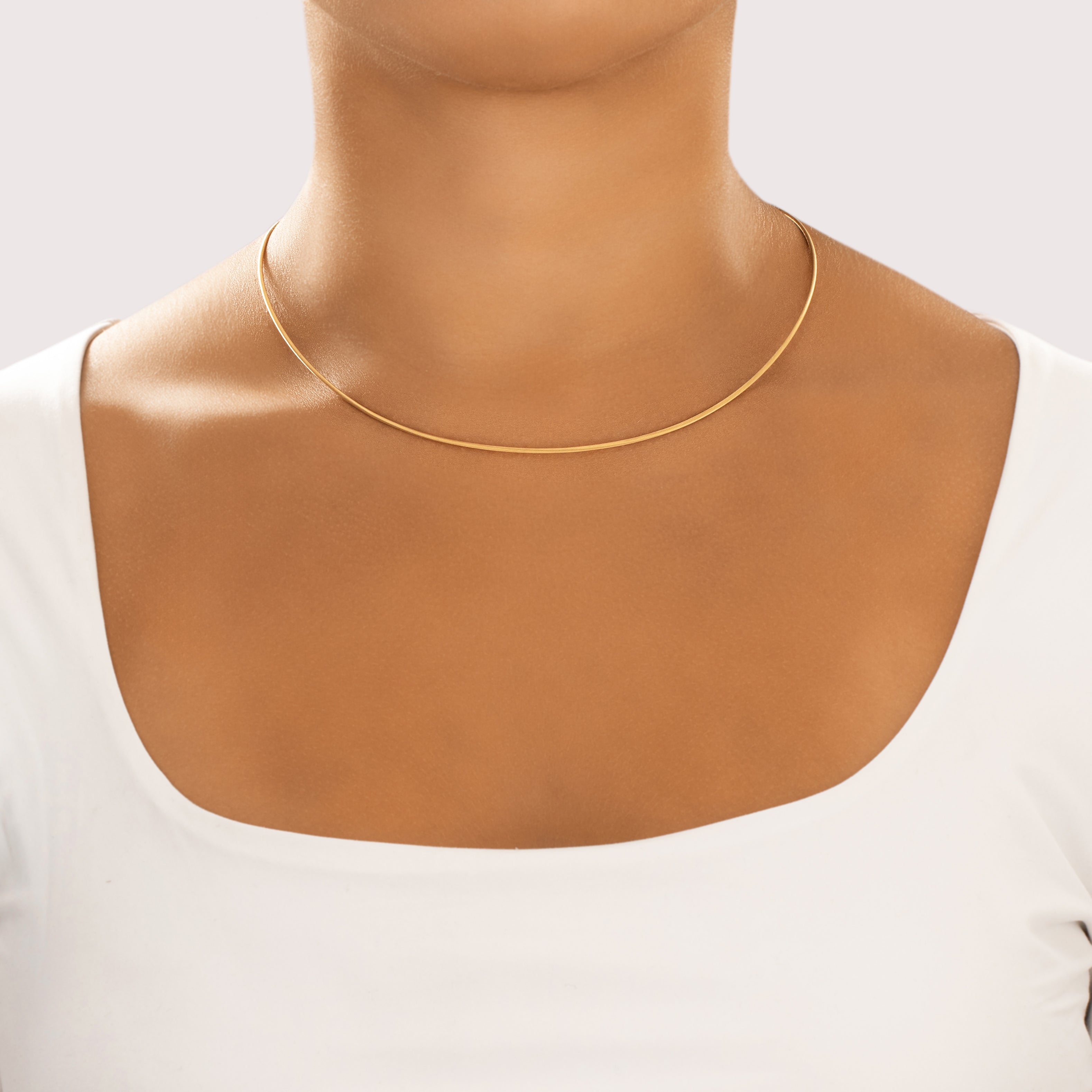 Vintage 18k Yellow Gold 1.3mm Fabulous Satin Wire Collar Chain - On model view