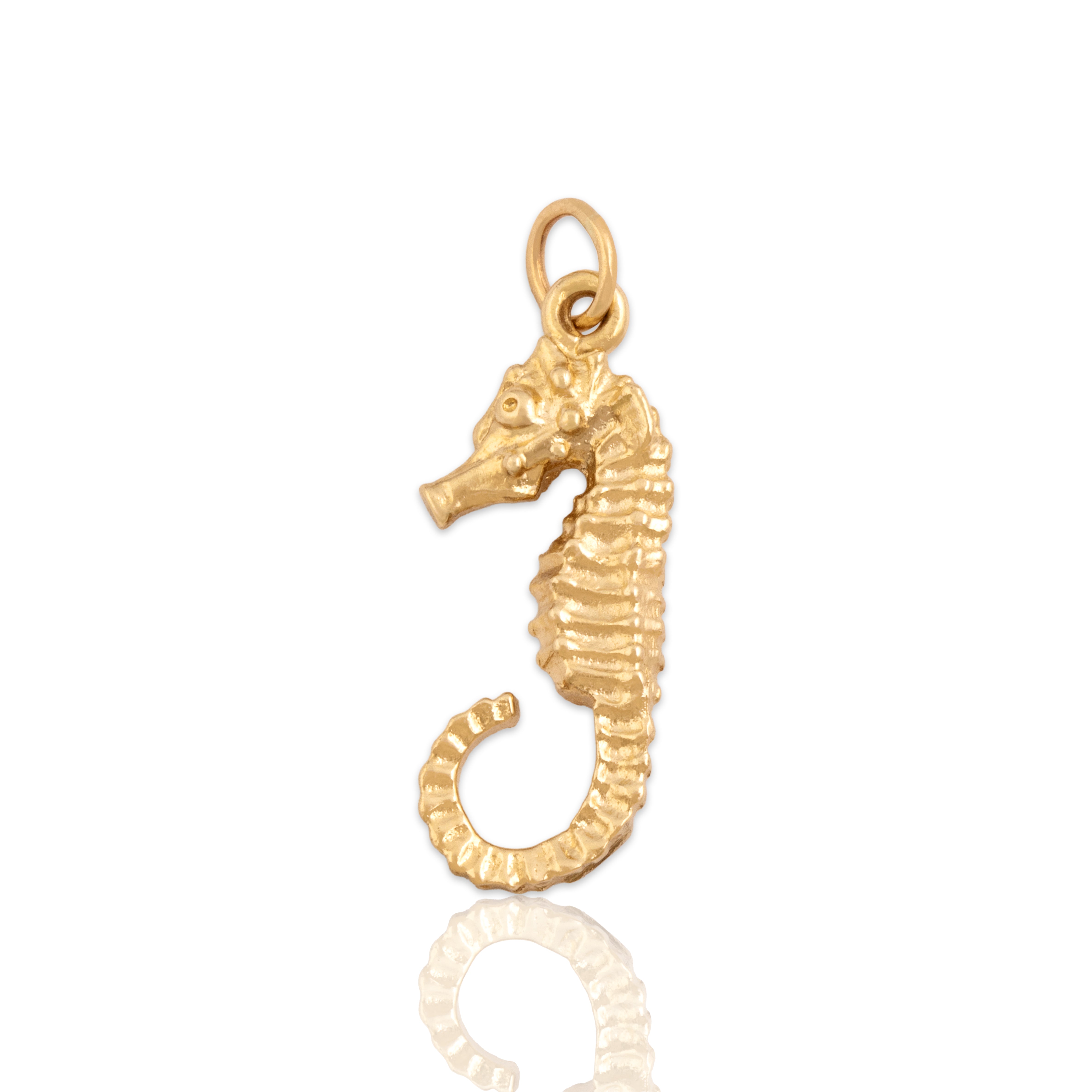Vintage 14k Yellow Gold Swimming Detailed Seahorse Charm / Pendant - Close-up view