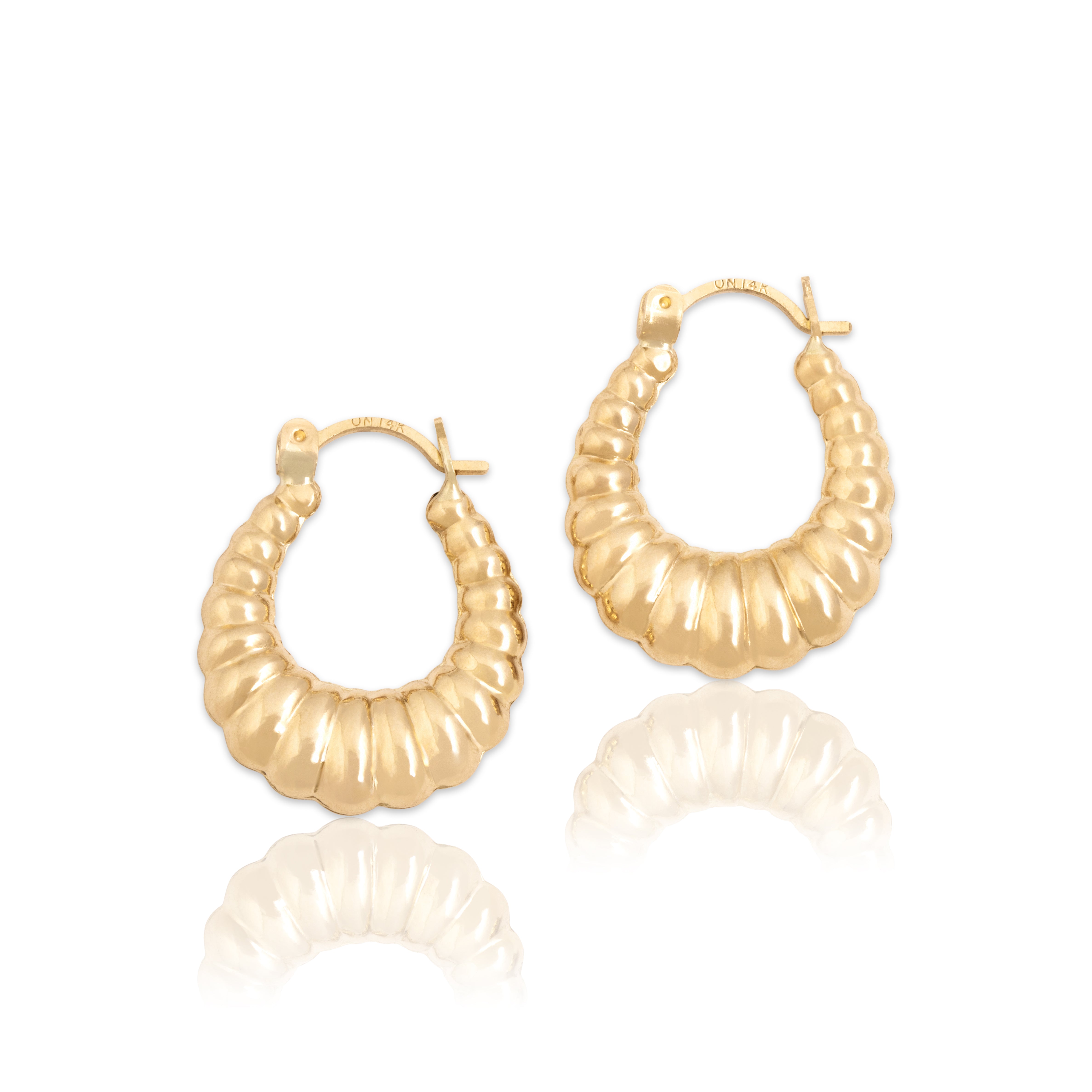 Vintage 14k Yellow Gold Ribbed Graduating Oval Hoop Earrings - Close-up view