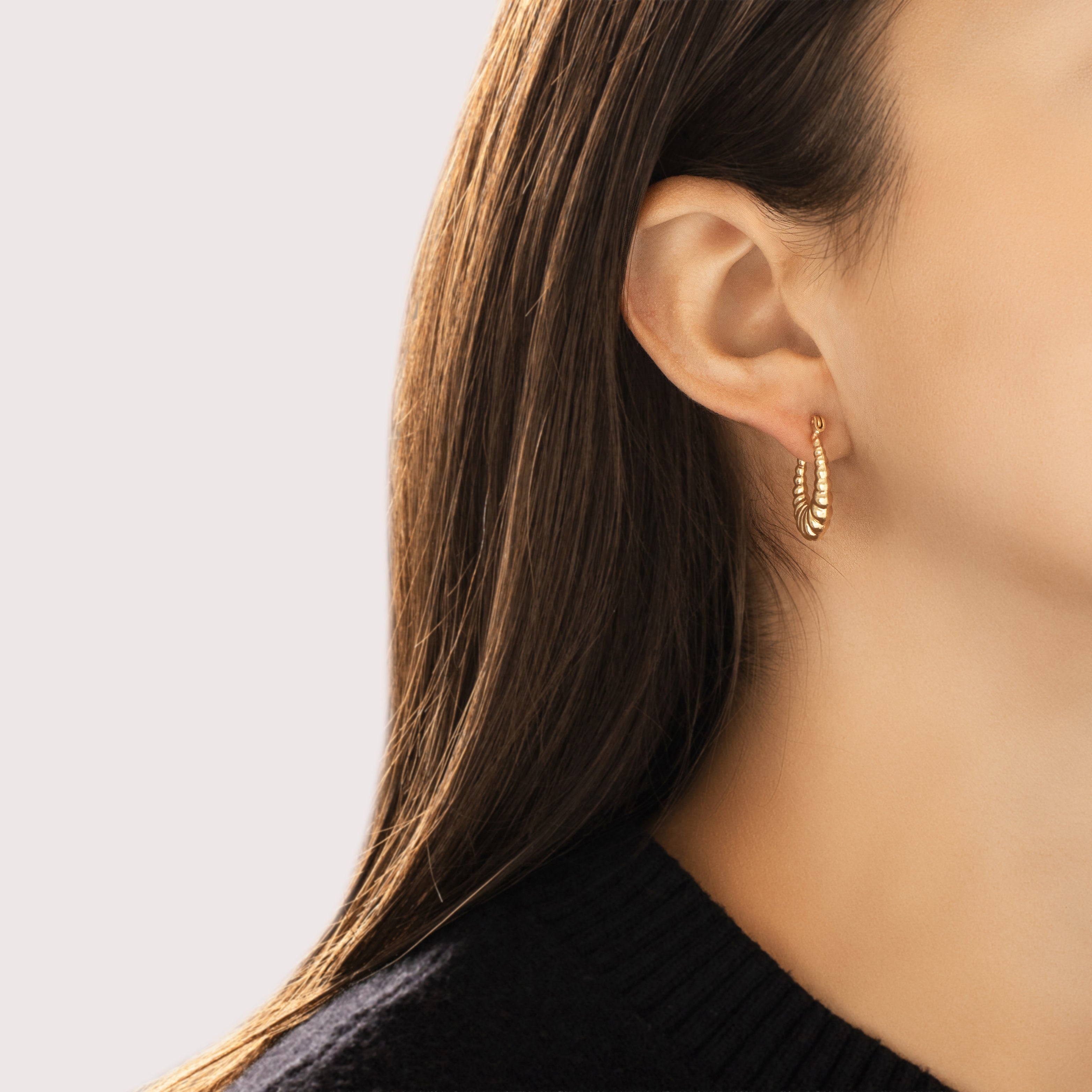Vintage 14k Yellow Gold Ribbed Graduating Oval Hoop Earrings - On model view