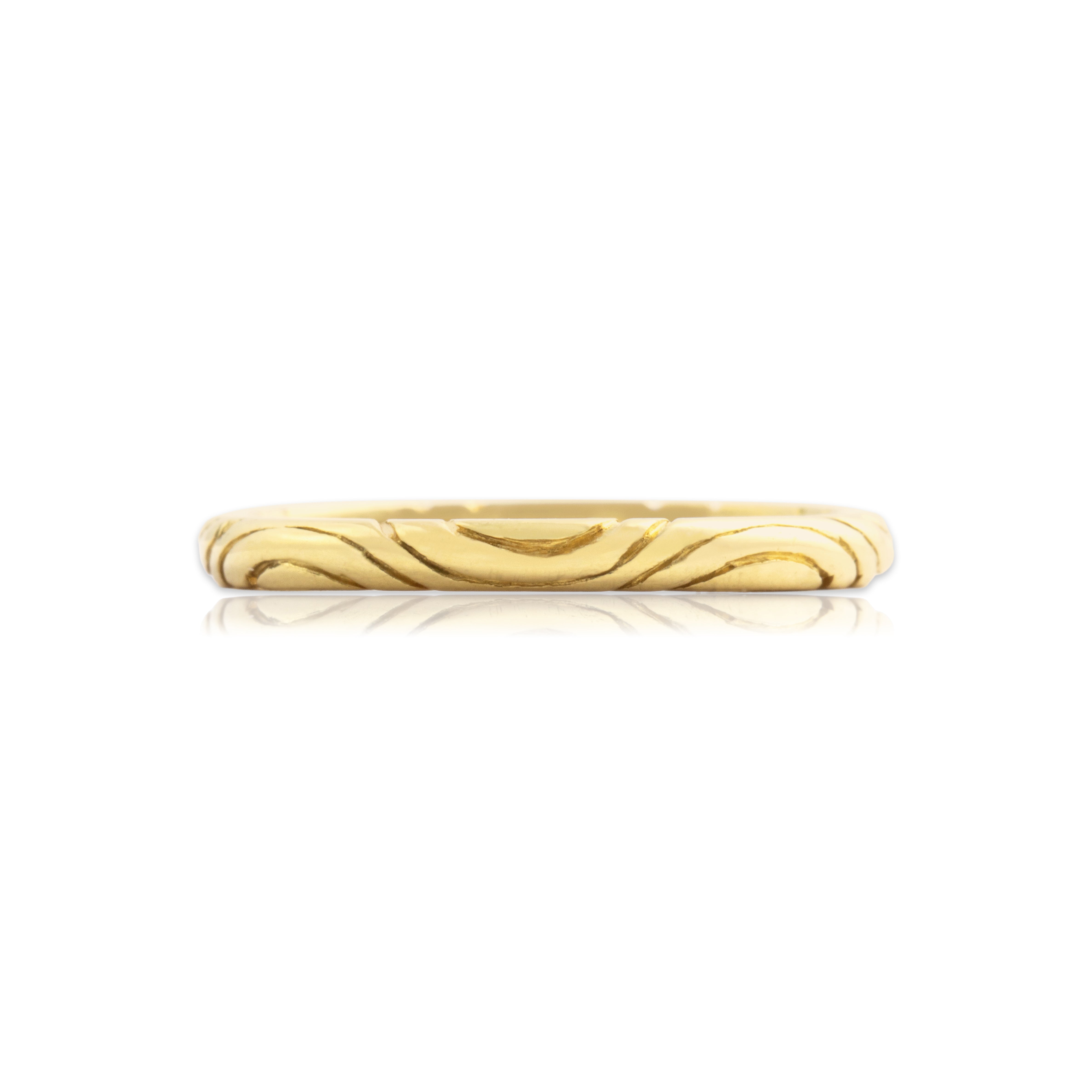 Vintage 18k Yellow Gold Waving Textured Eternity Band Ring - Close-up view