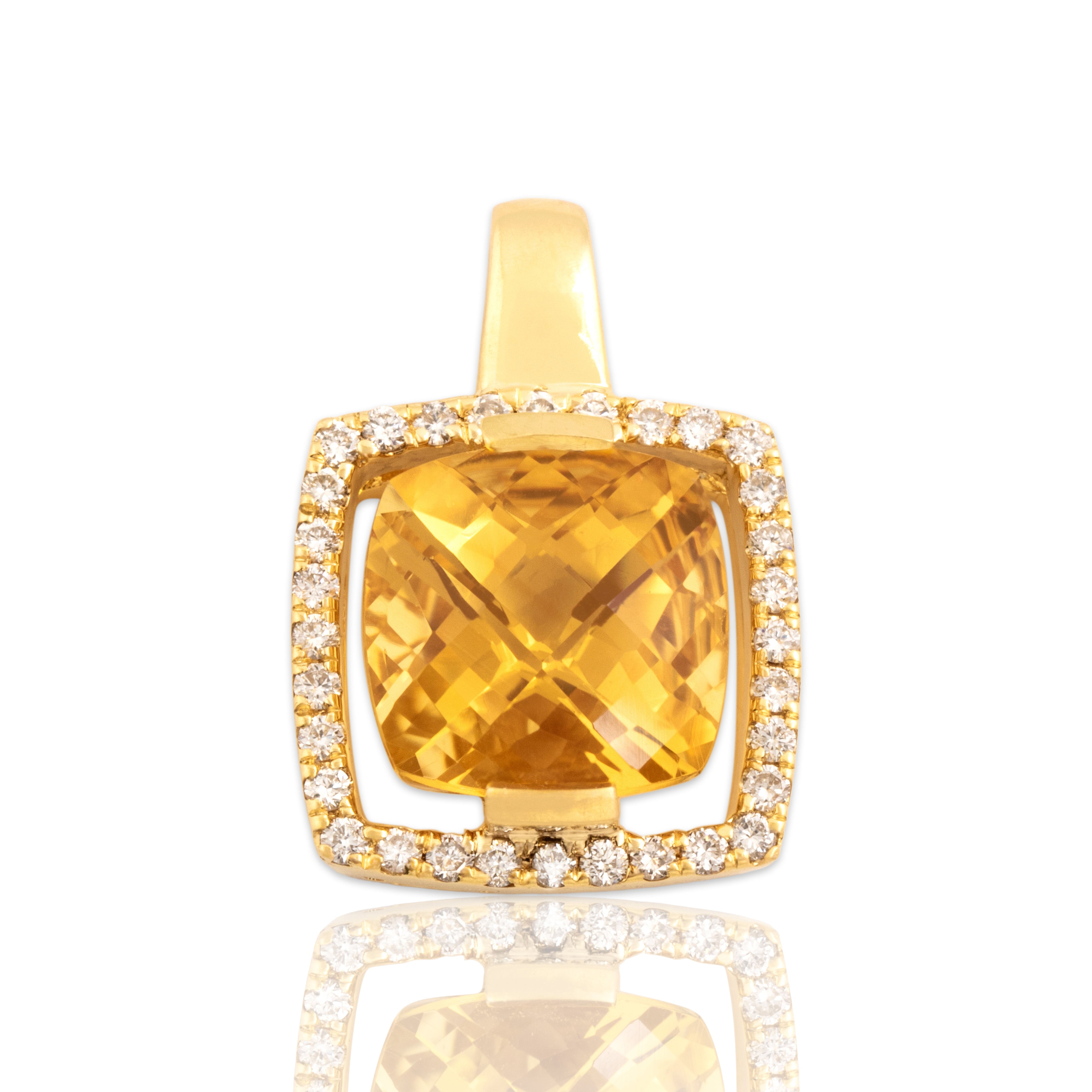 Vintage 18k Yellow Gold 4.47ct Citrine Diamond Framed Checkerboard Cushion Pendant - Close-up view