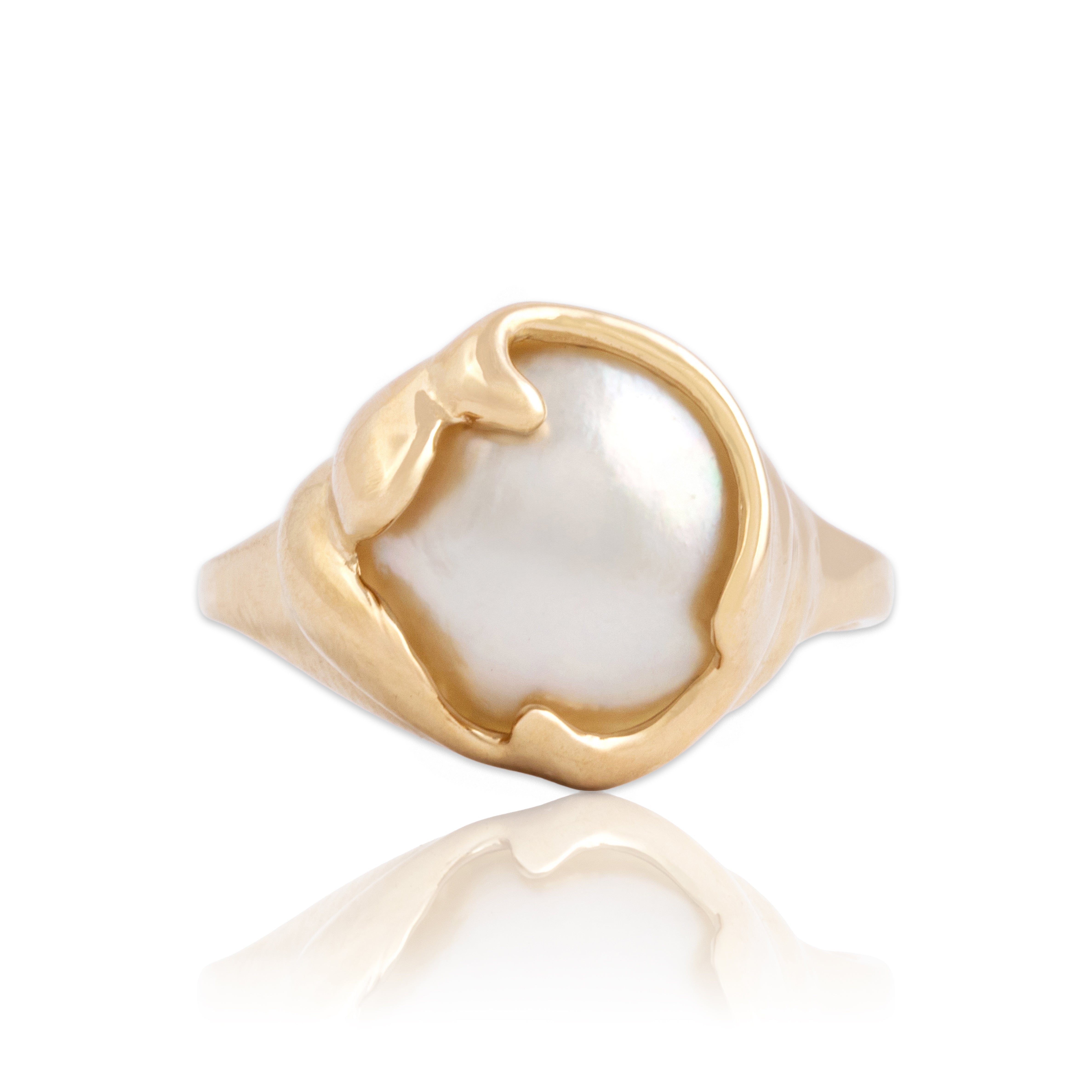Vintage 14k Yellow Gold Mabé Pearl Luminous Artistic Freeform Ring - Close-up view