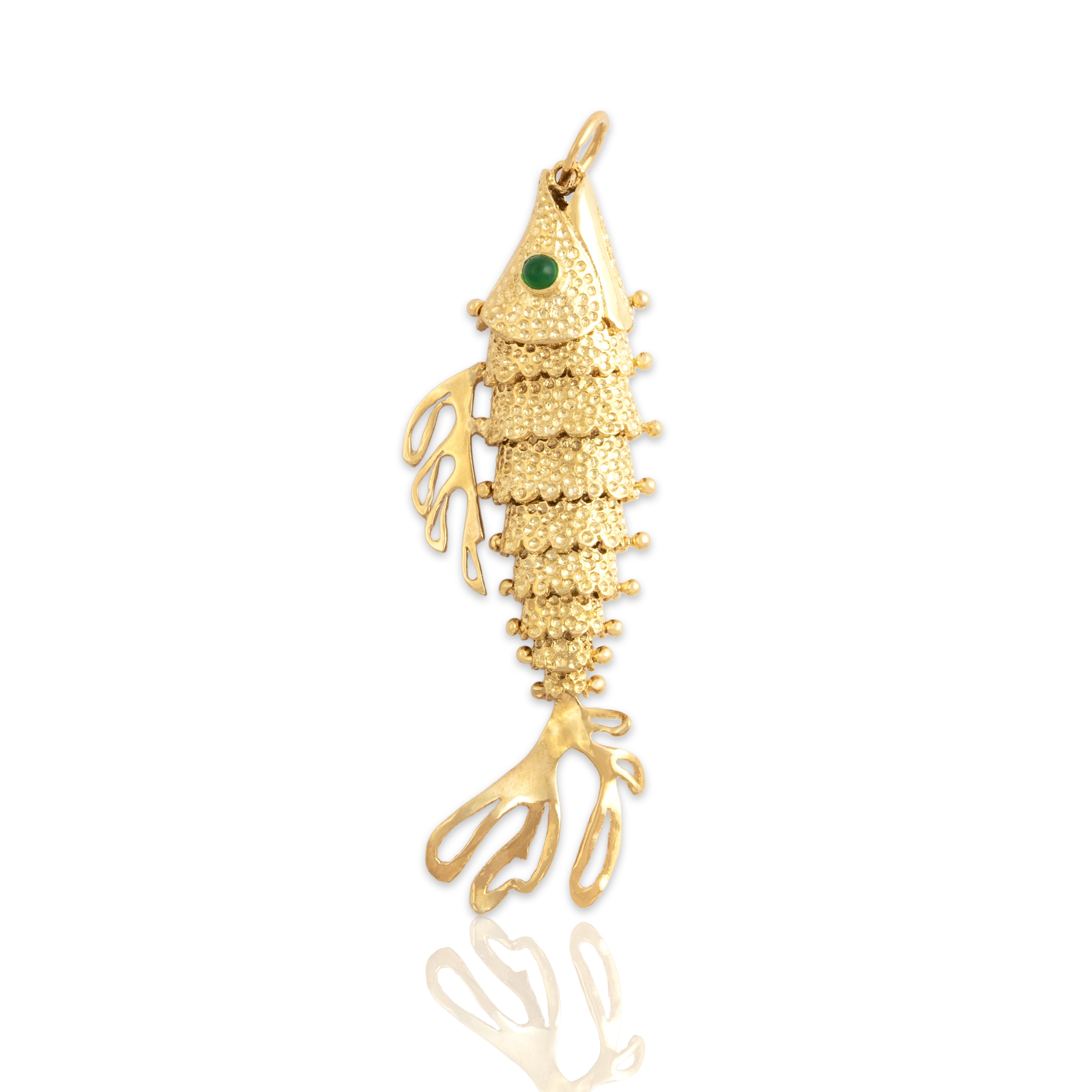 Vintage Italian Large 18k Yellow Gold Green Chalcedony Articulated Wiggling Fish Pendant - Close-up view