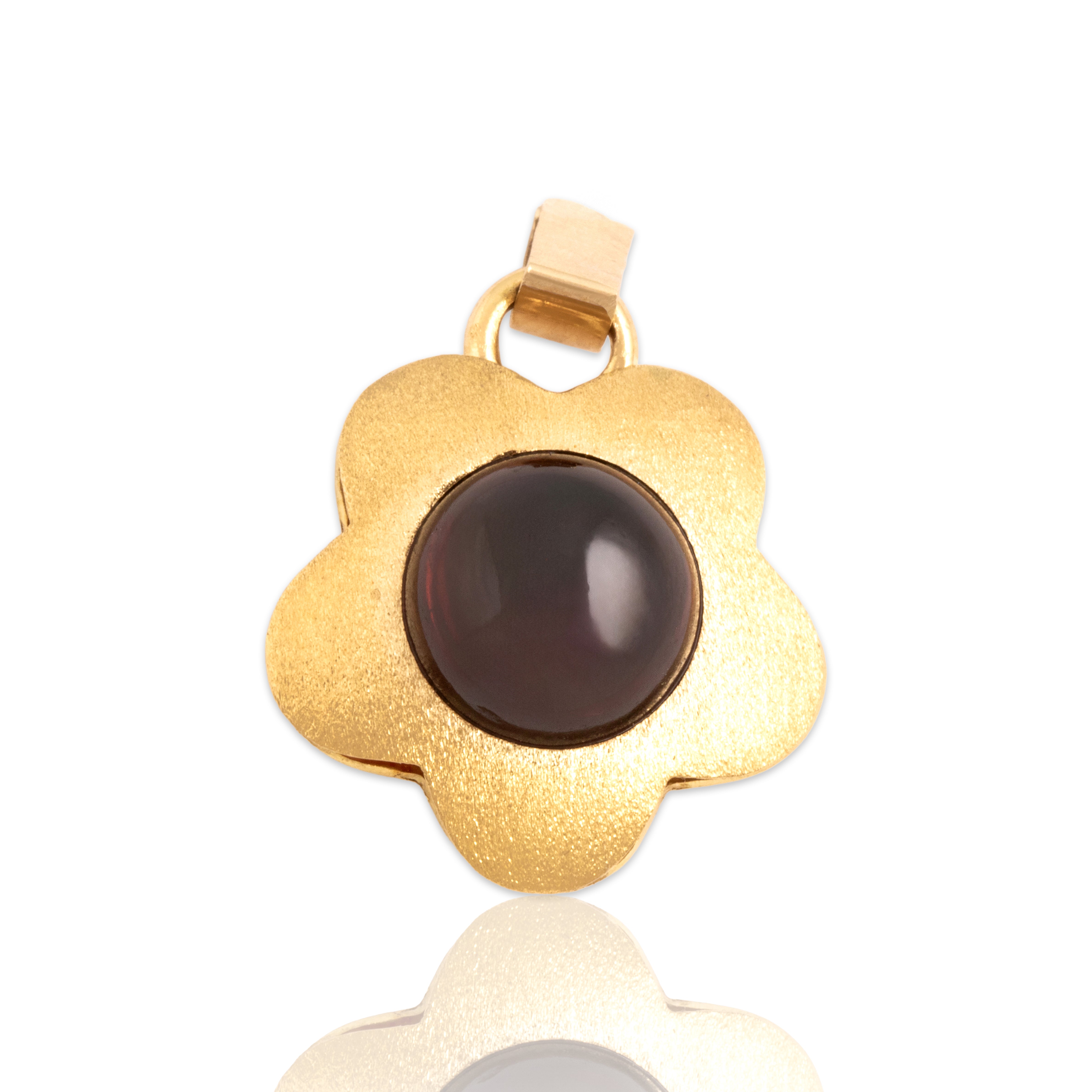 Vintage Italian 18k Yellow Gold 1.97ct Garnet Adorable Puffy Textured Flower Pendant - Close-up view