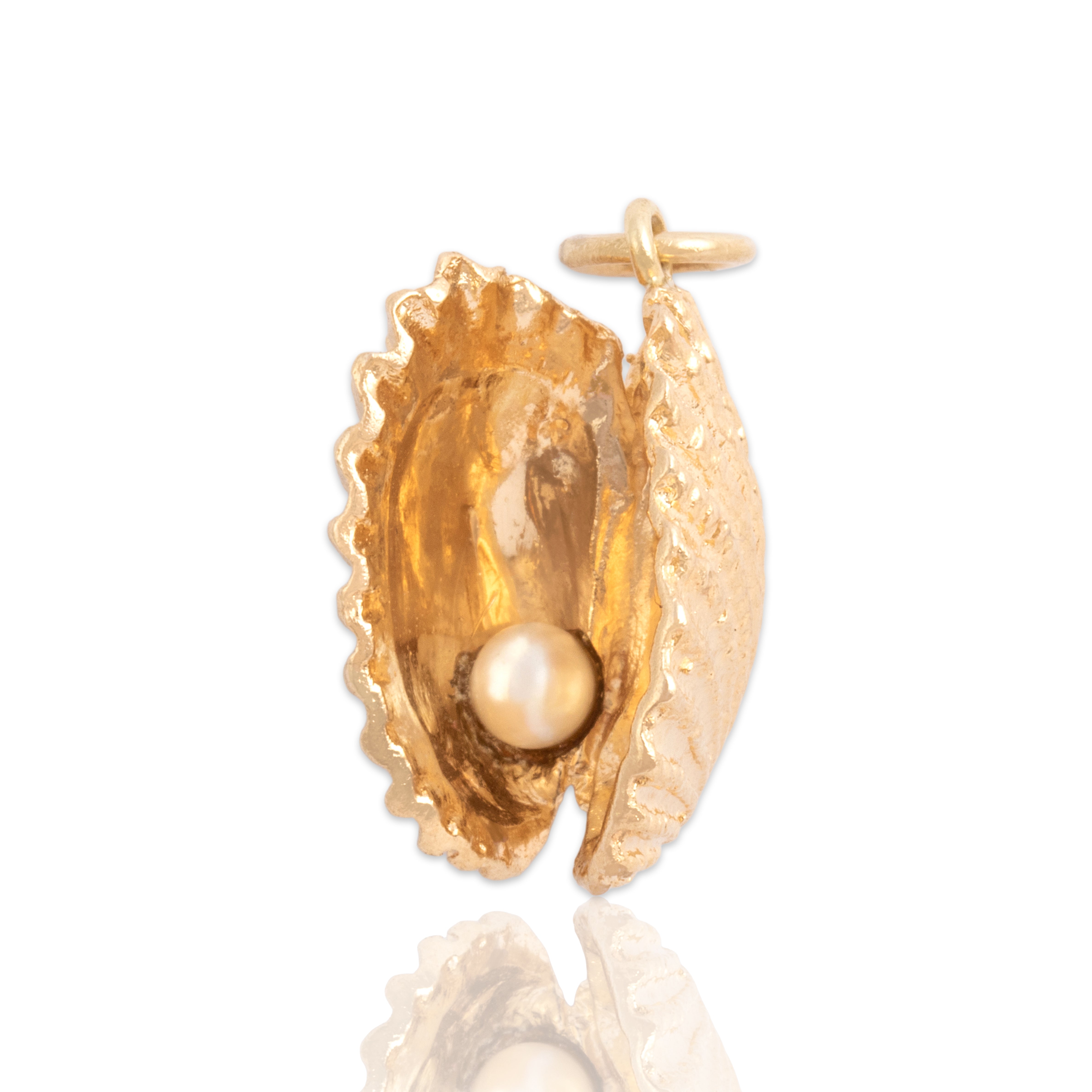 Vintage 10k Yellow Gold Pearl Lovely Dimensional Opening Shell Charm / Pendant - Close-up view