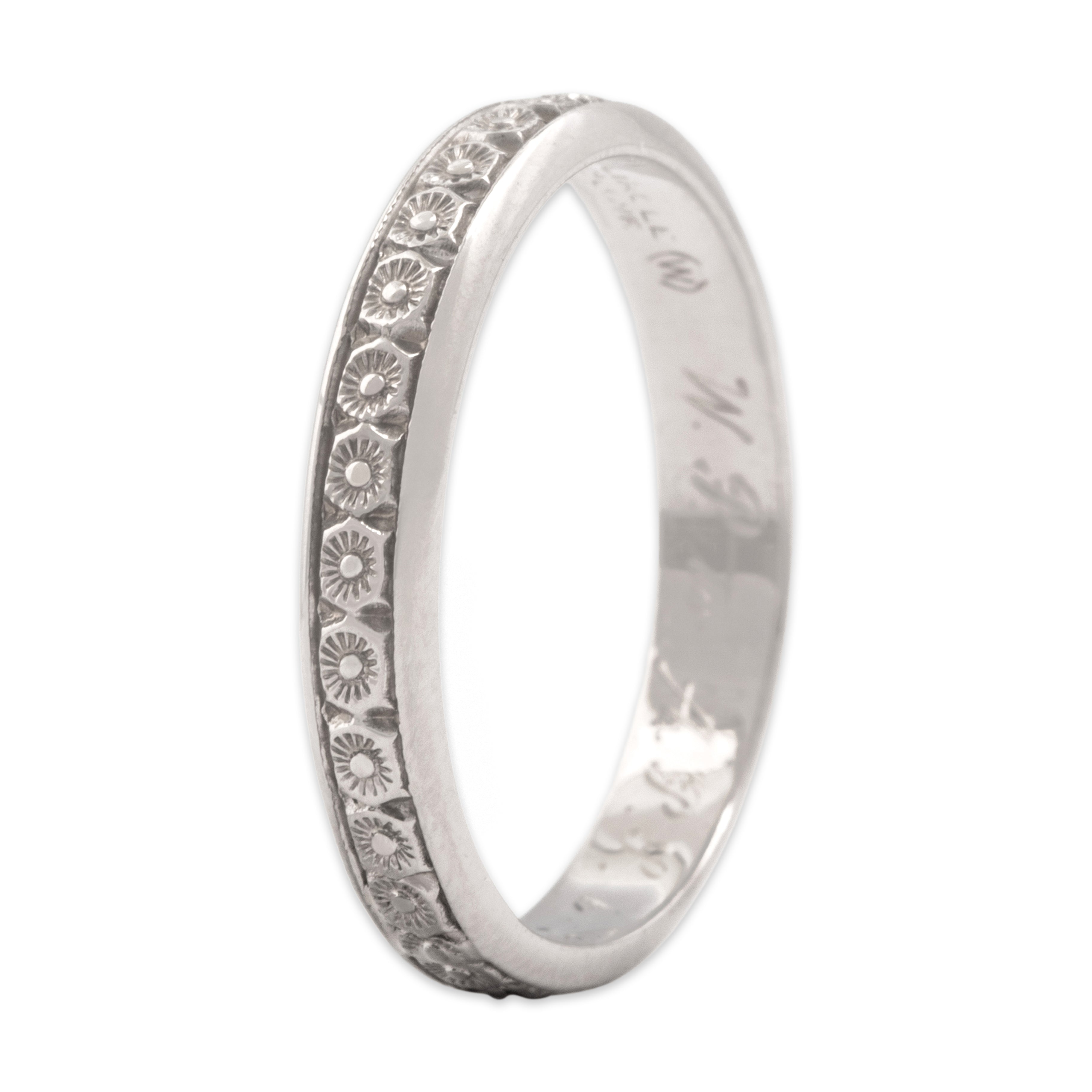 Antique Art Deco 18k White Gold Sweet Daisy Eternity Band Ring - Overall view