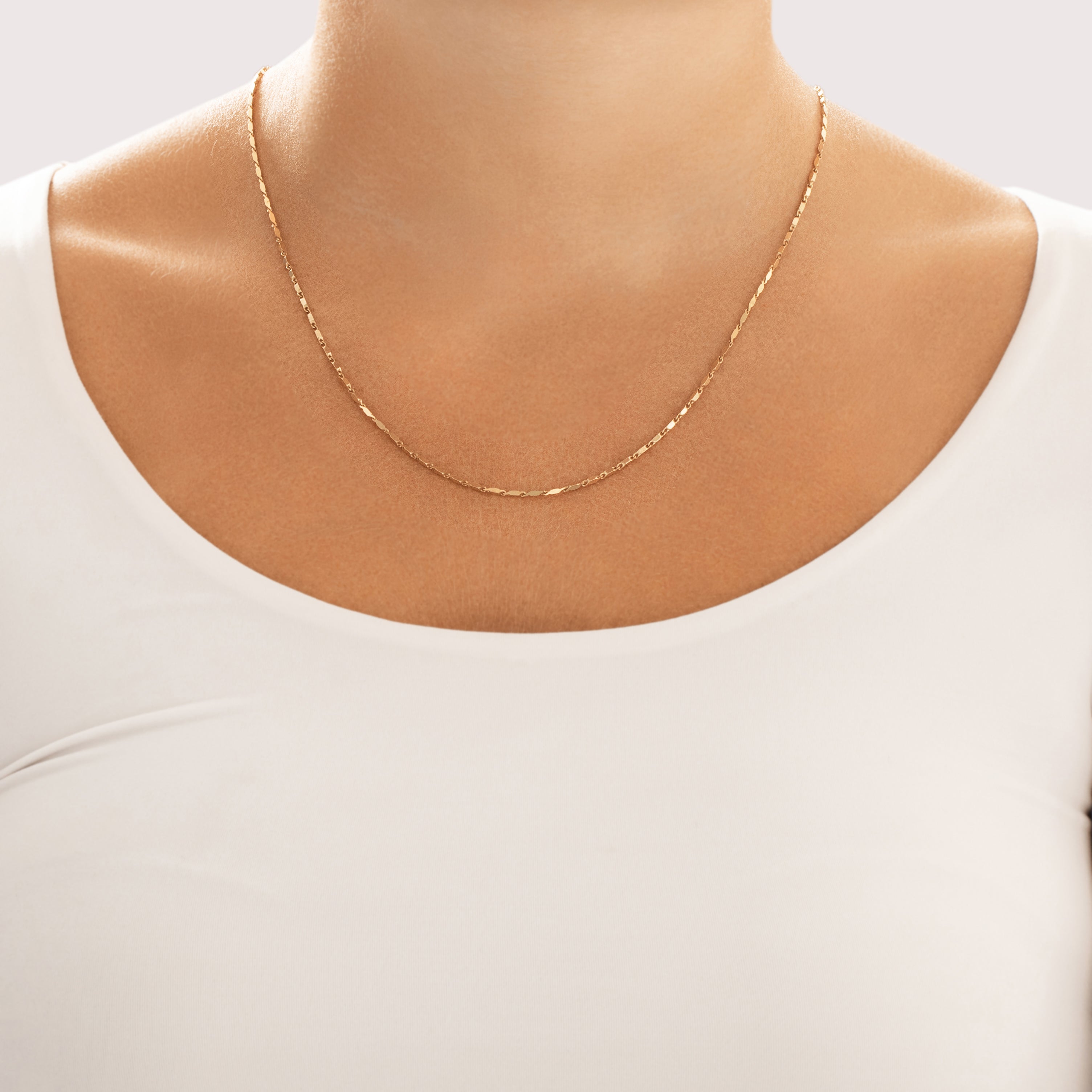 Vintage 18k Yellow Gold 1.2mm Lovely Faceted Bar Link Chain - On model view