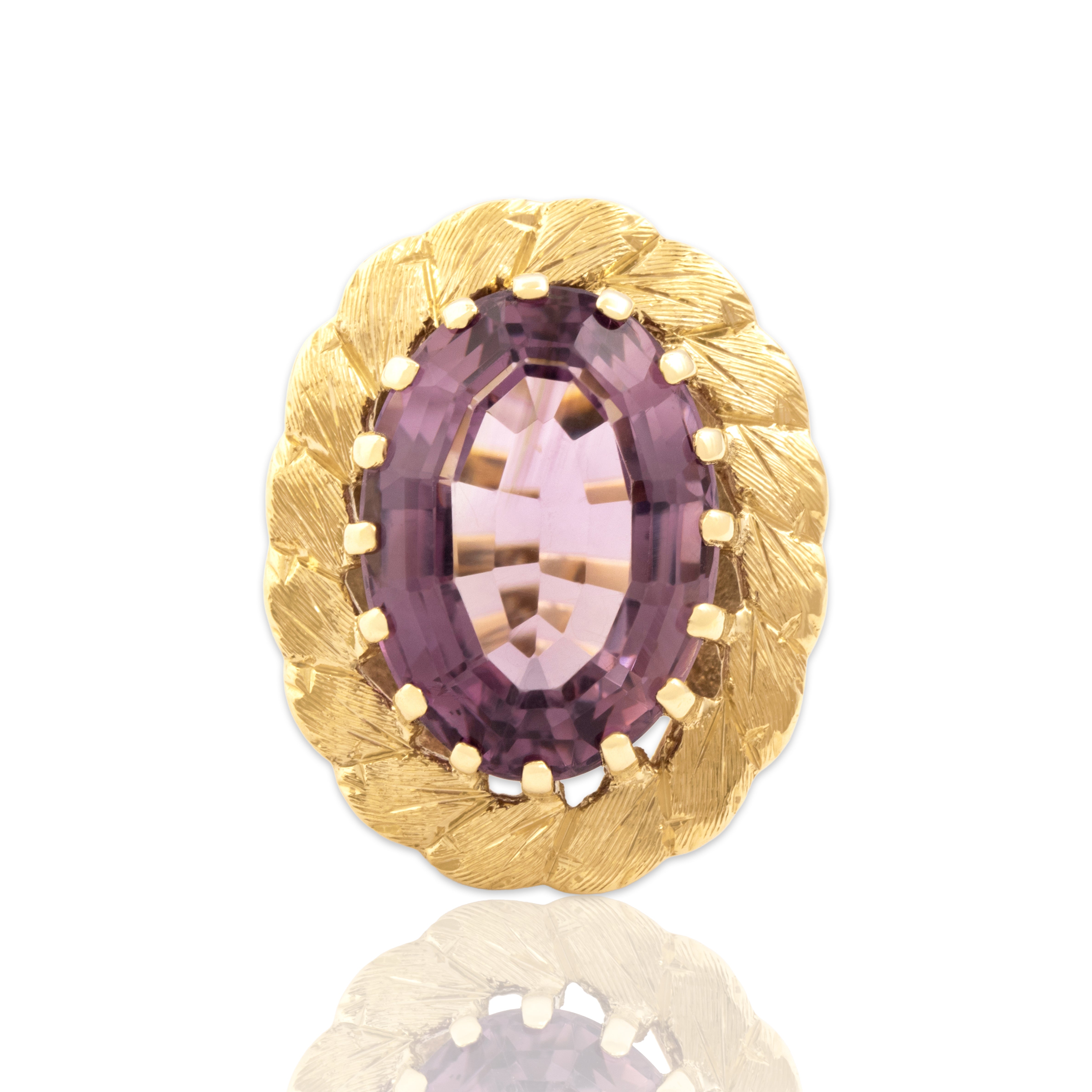 Vintage Large 14k Yellow Gold 10.25ct Amethyst Textured Frame Cocktail Ring - Close-up view