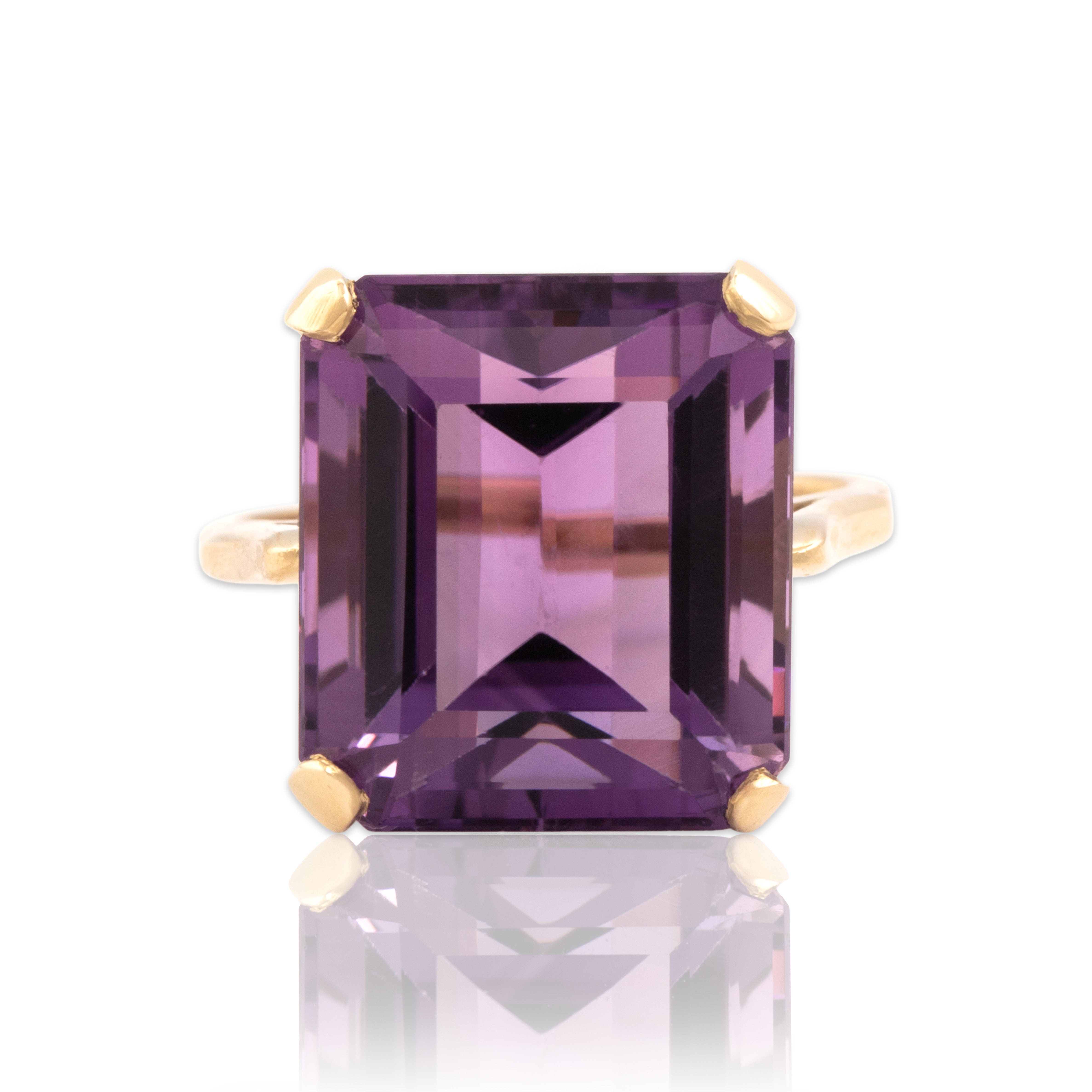 Vintage Substantial 10k Yellow Gold 11.85ct Amethyst Vibrant Solitaire Cocktail Ring - Close-up view