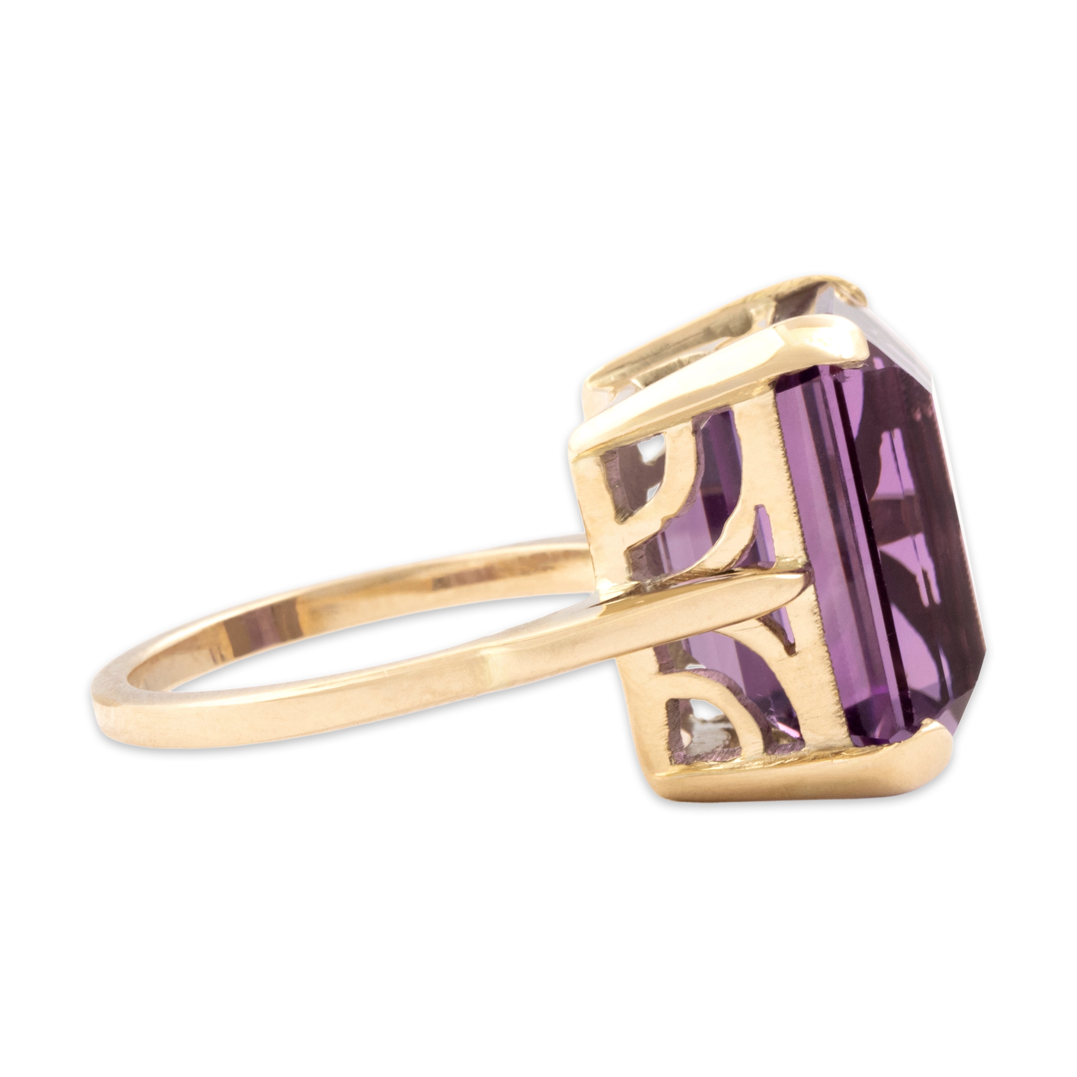 Vintage Substantial 10k Yellow Gold 11.85ct Amethyst Vibrant Solitaire Cocktail Ring - Side view