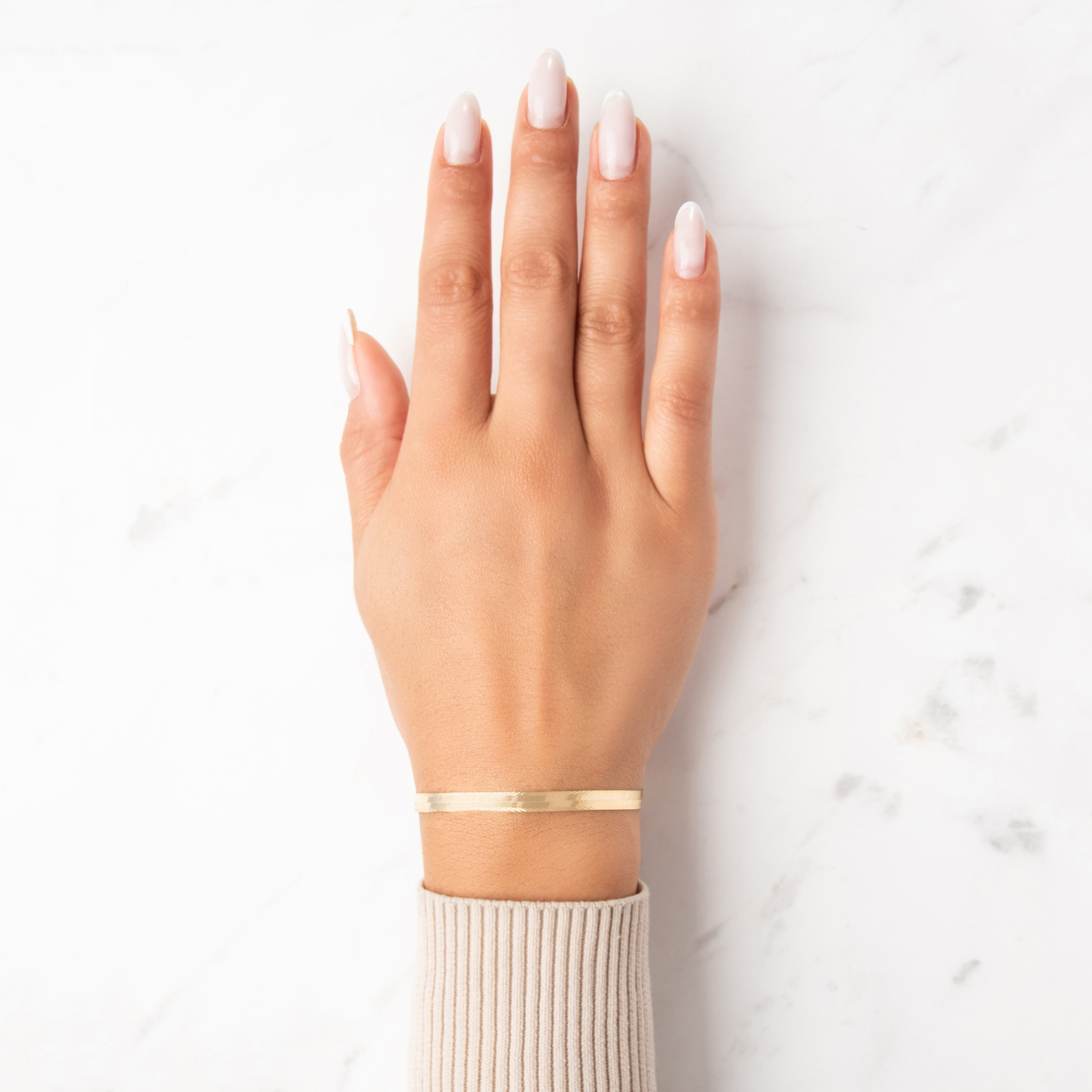 Vintage Italian 14k Yellow Gold Flashing Textured Fish-Tail Flat Link Bracelet - On model view