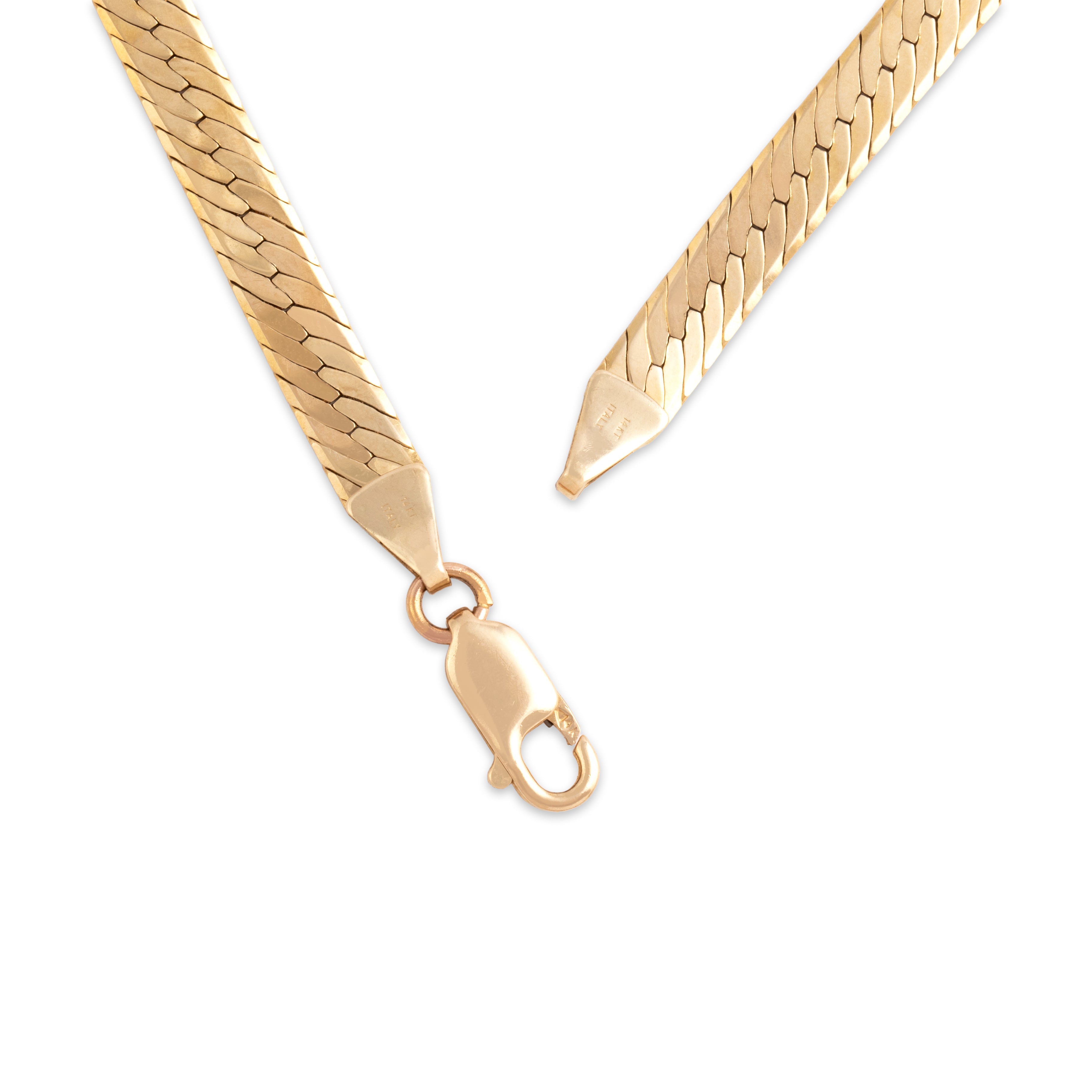 Vintage Italian 14k Yellow Gold Elegant Patterned Flat Chain Chevron Necklace - clasp view