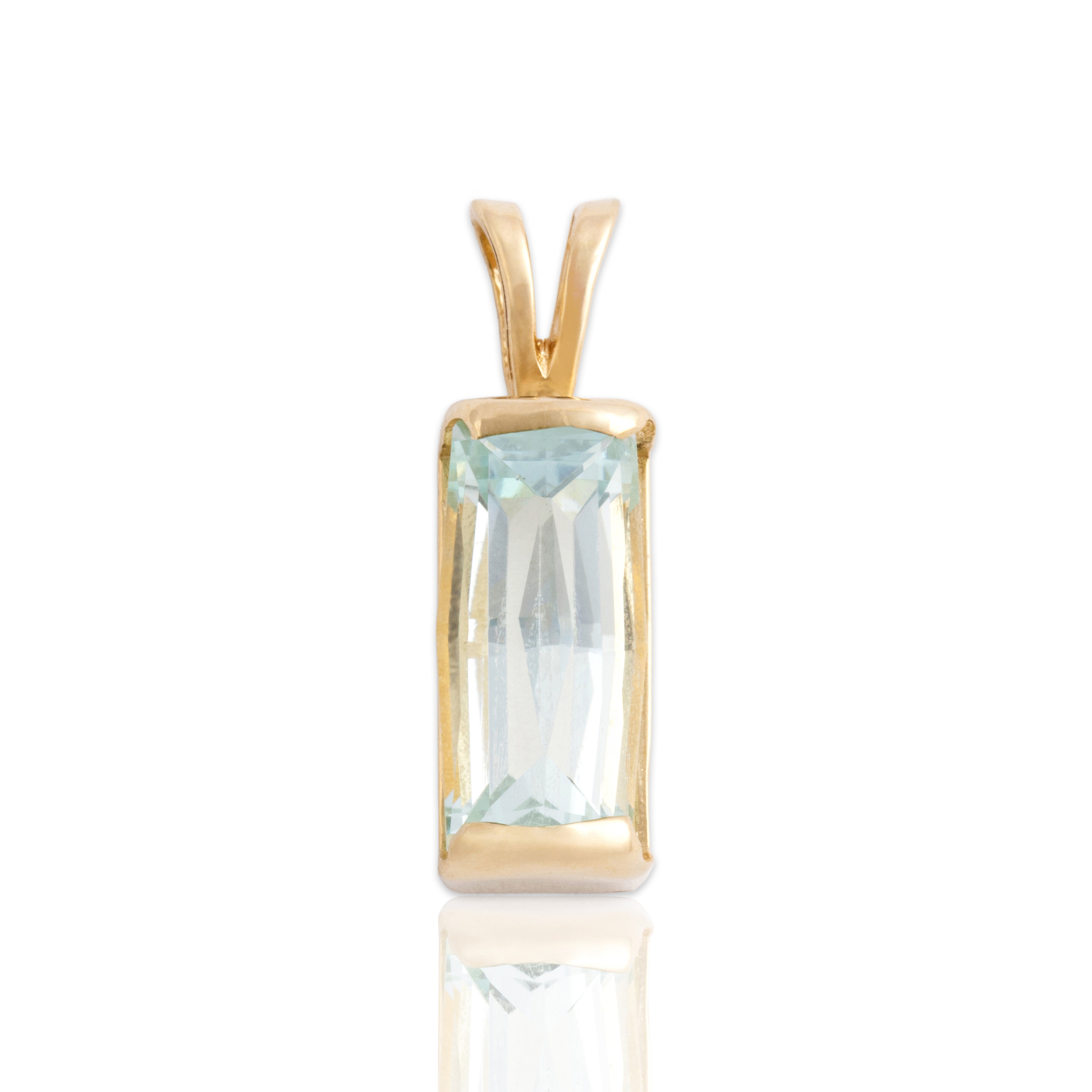Vintage 14k Yellow Gold 4.71ct Aquamarine Flashing Elongated Modern Cut Pendant - Close-up view