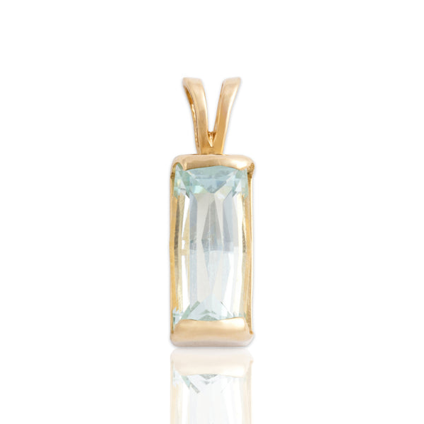Vintage 14k Yellow Gold 4.71ct Aquamarine Flashing Elongated Modern Cut Pendant - Close-up view