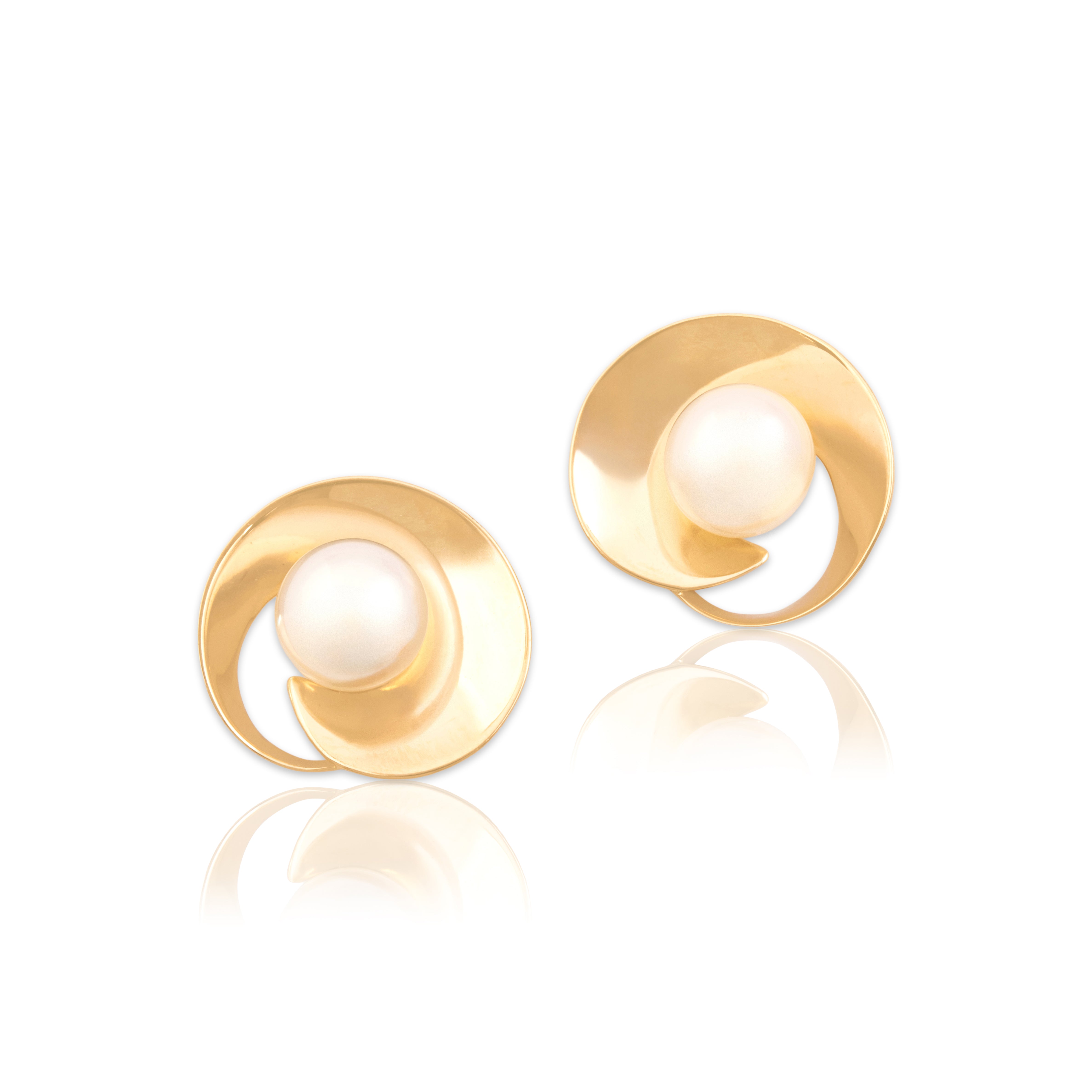 Vintage 14k Yellow Gold Pearl Luminous Artistic Swirl Stud Earrings - Close-up view