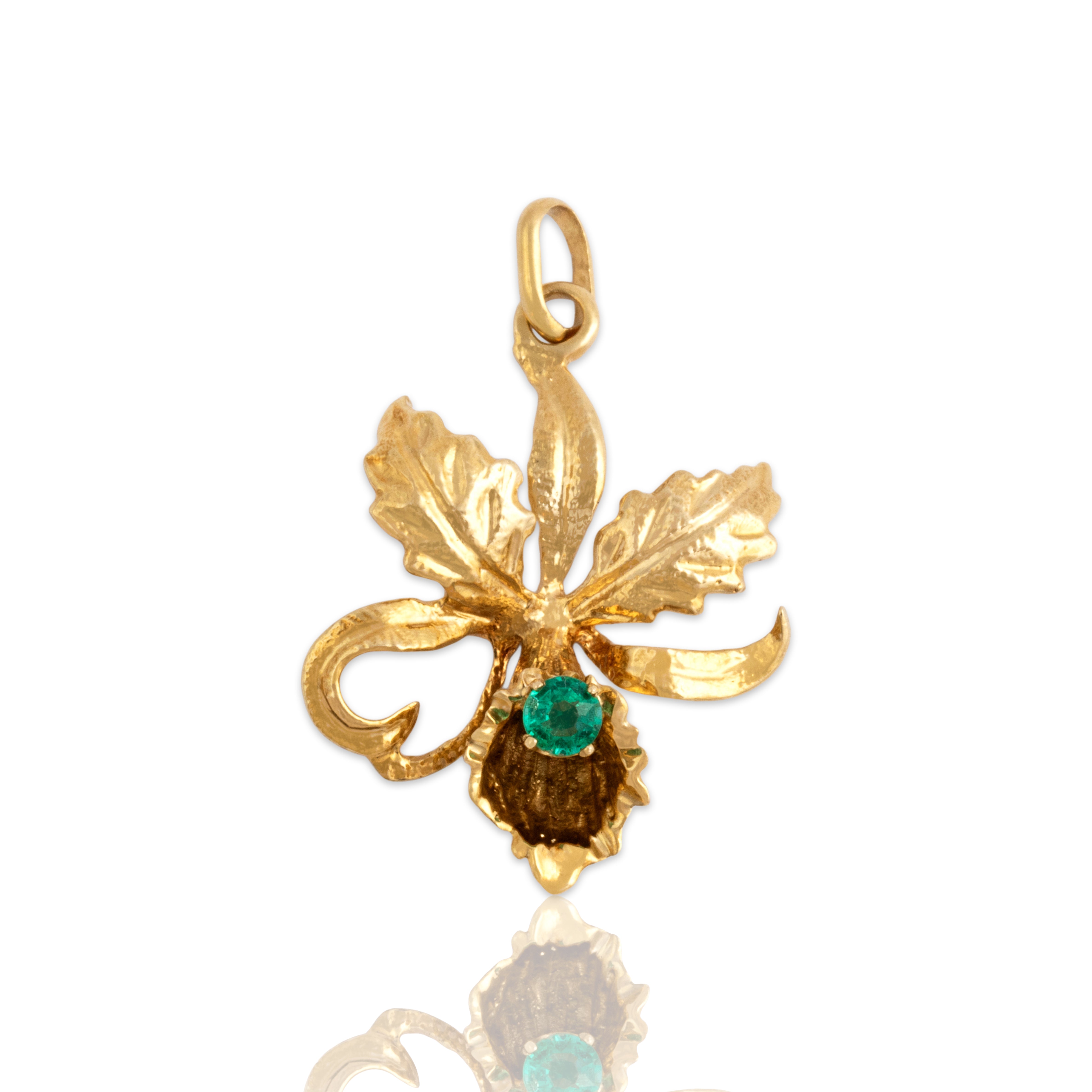 Vintage 18k Yellow Gold Emerald Heart Detail Blooming Iris Pendant - Close-up view