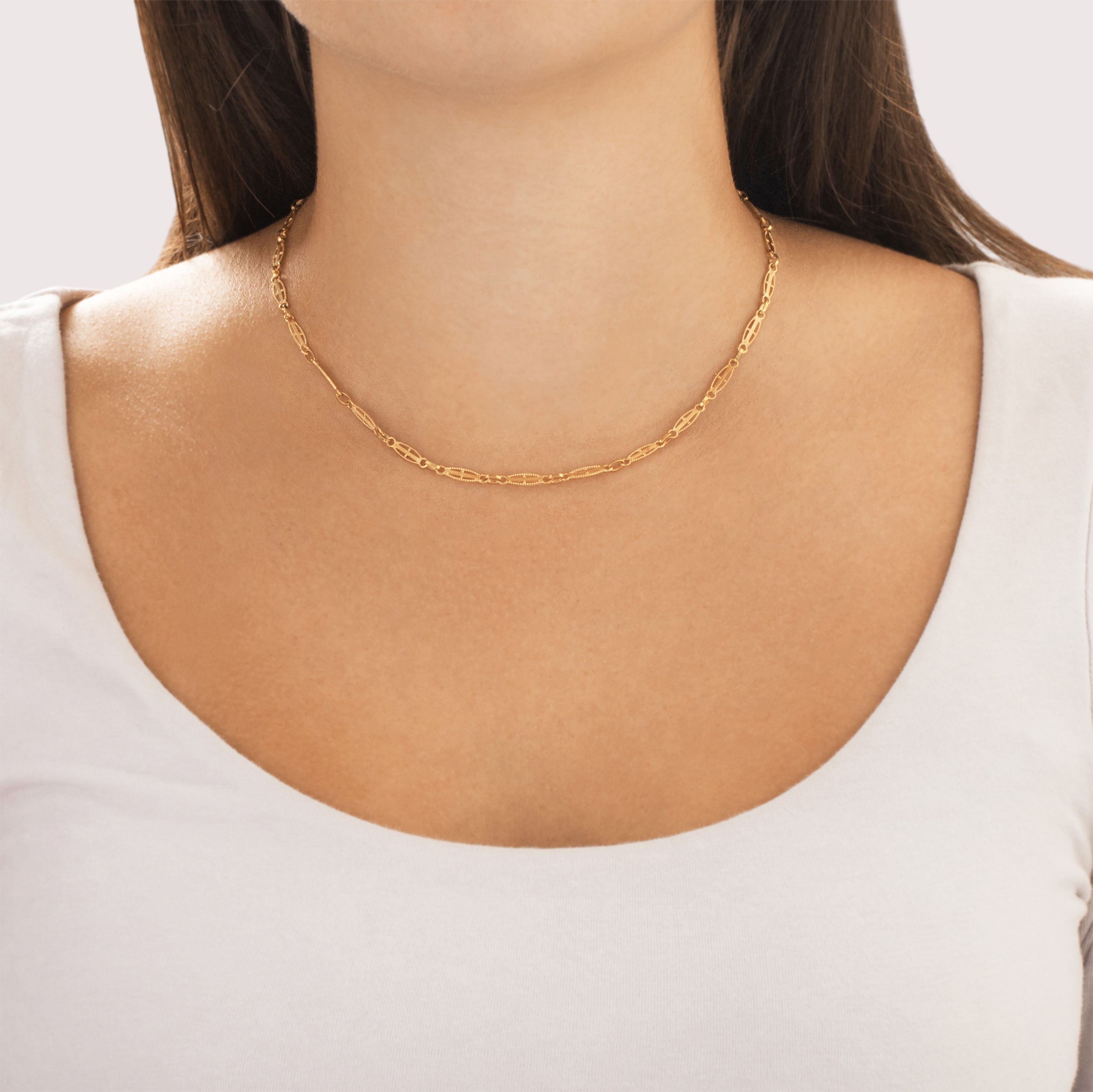 Vintage 18k Yellow Gold Beautiful Open Oval Link Necklace - On model view