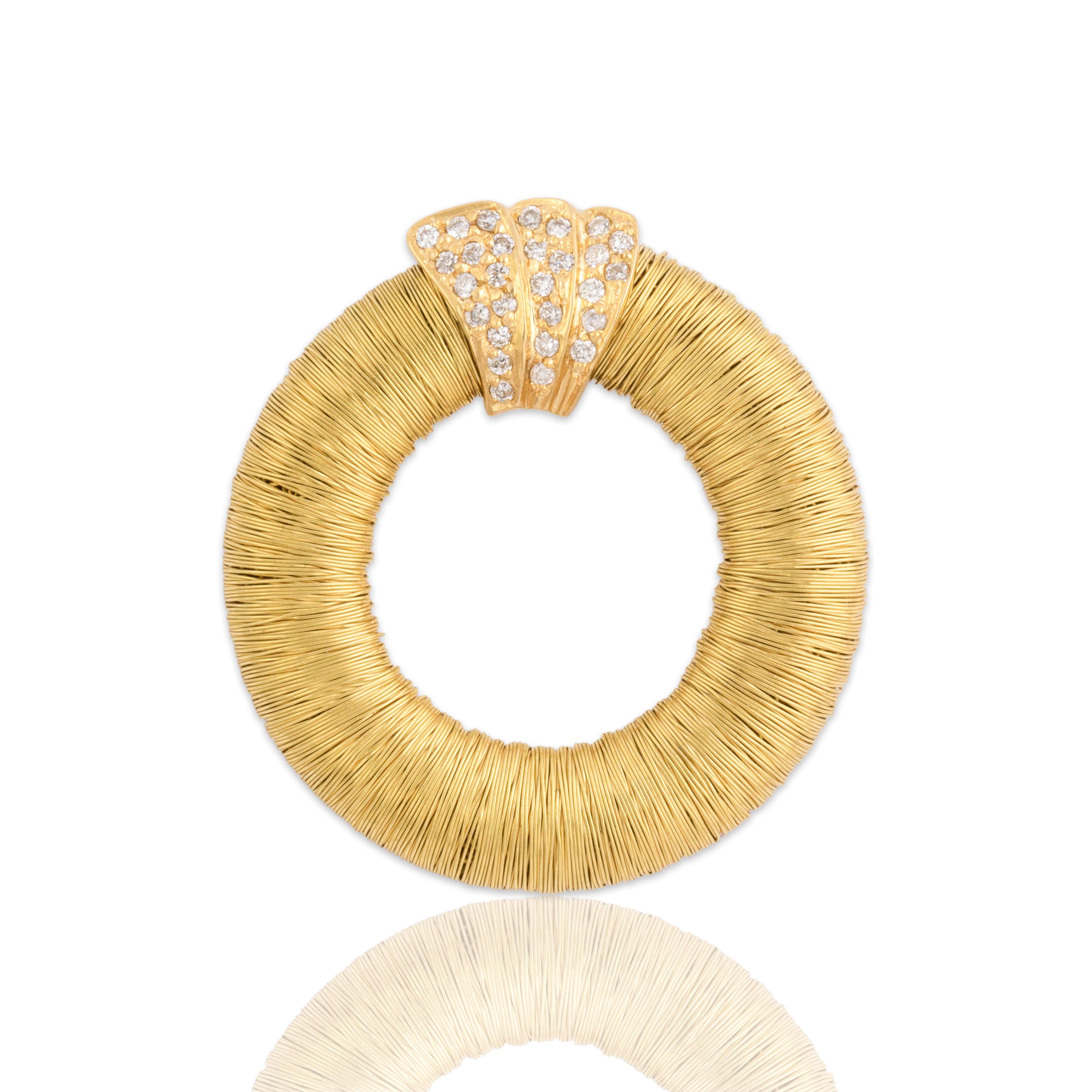 Vintage 18k Yellow Gold Diamond Shimmering Pavã¨ Accent Wire Wreath Slide Pendant - Close-up view
