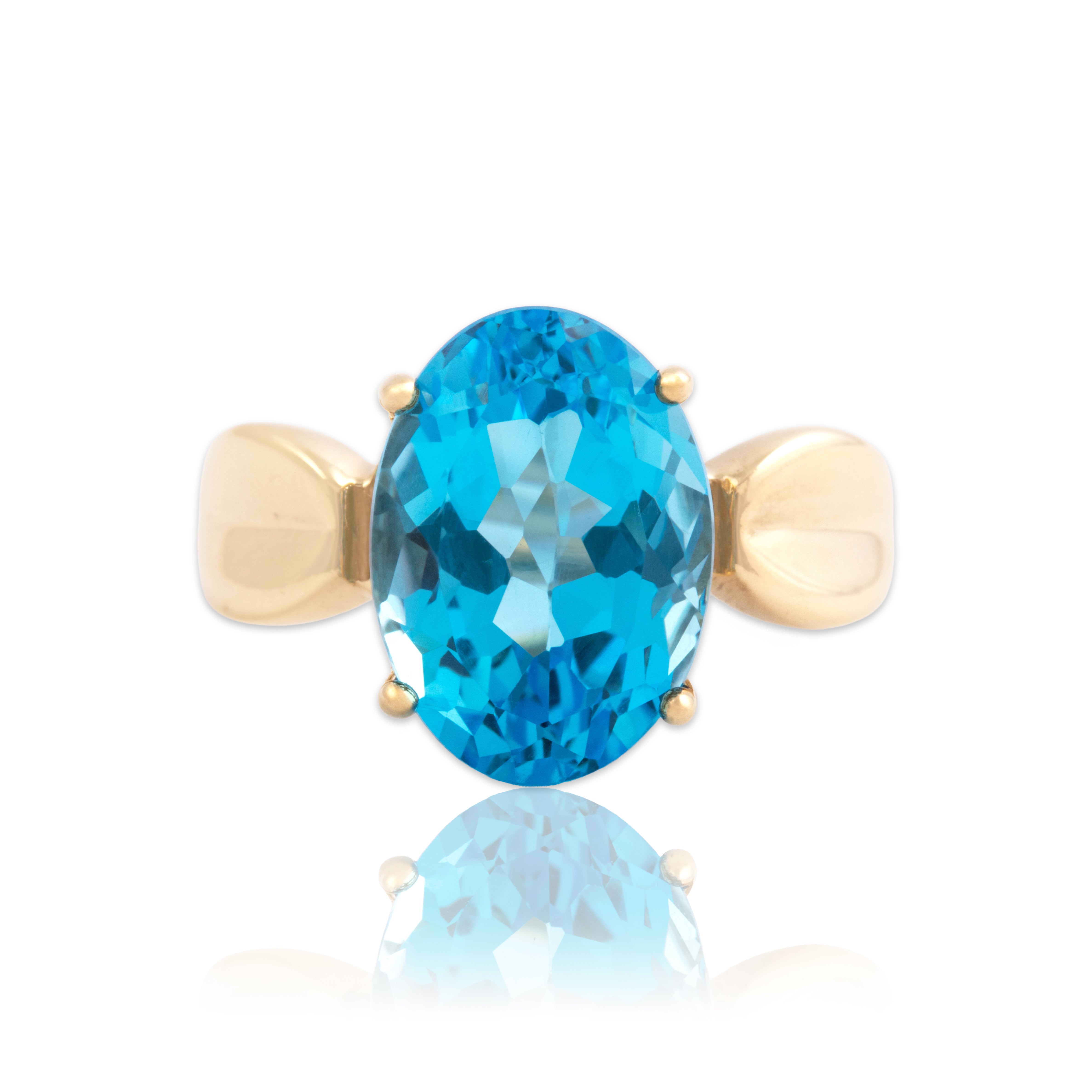 Vintage 10k Yellow Gold 6.58ct Swiss Blue Topaz Serene Oval Pool Ring - Close-up view