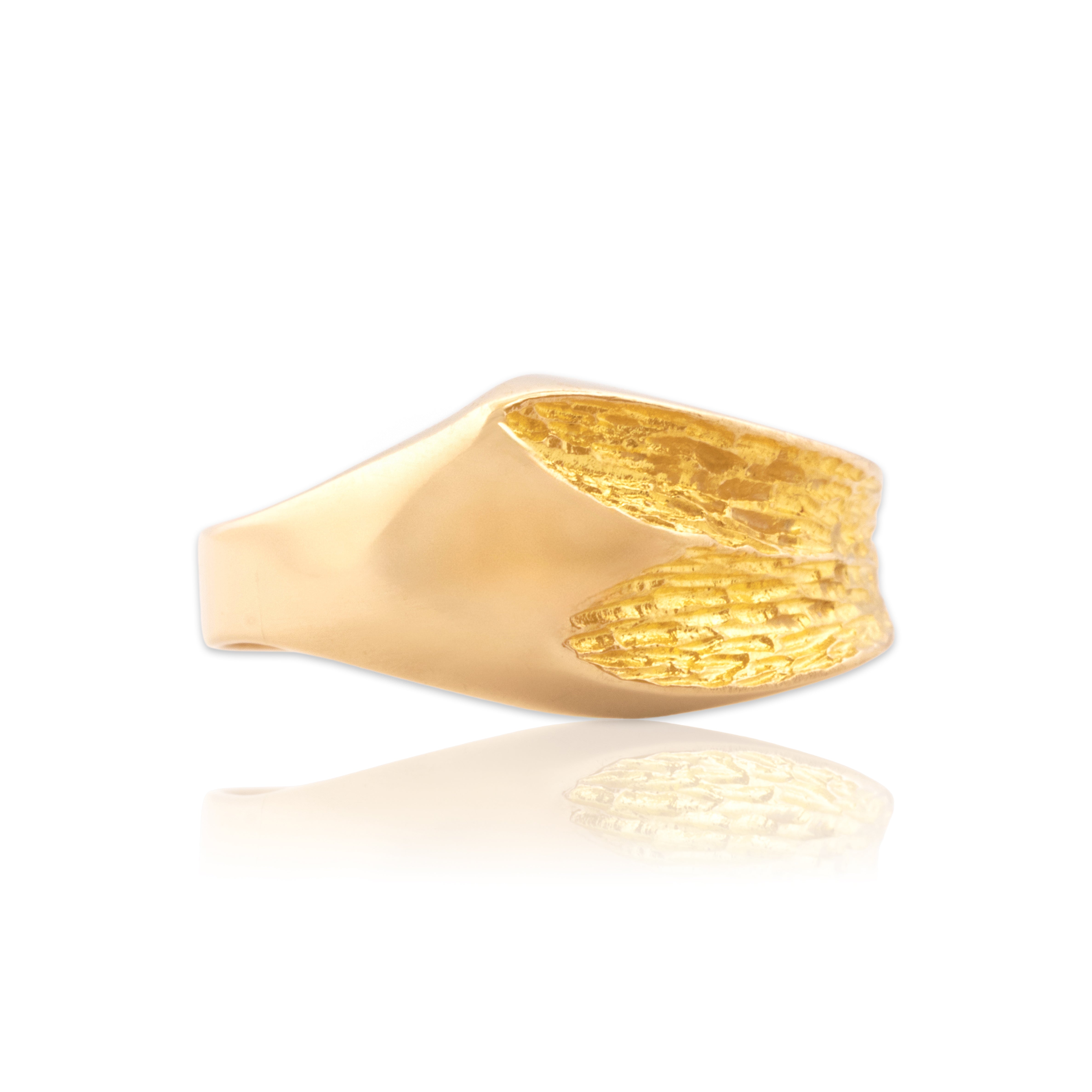 Vintage Finnish 14k Yellow Gold Dual Textured Wrap Ring - Close-up view