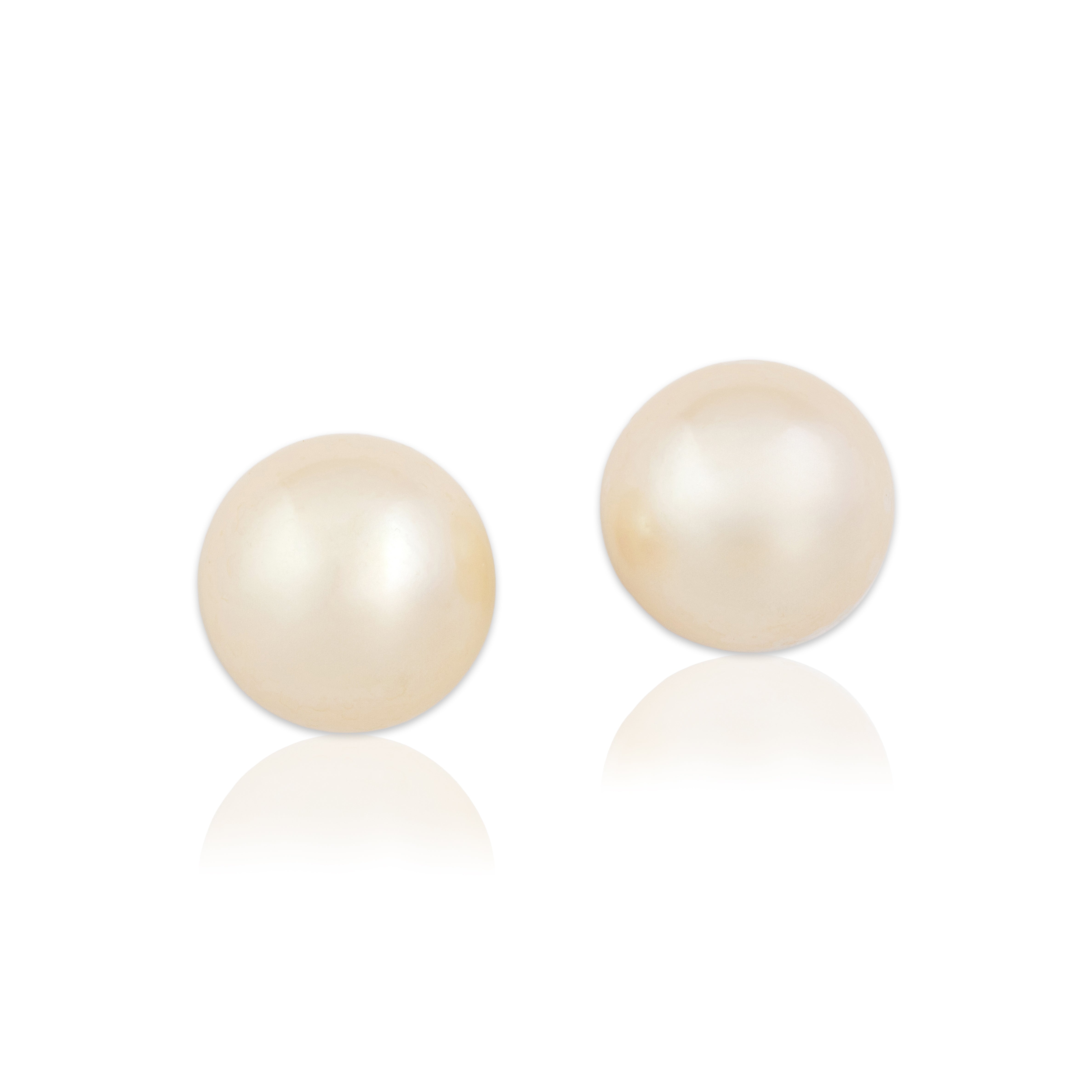 Vintage 18k Yellow Gold Pearl Classic Luminous Stud Earrings - Close-up view