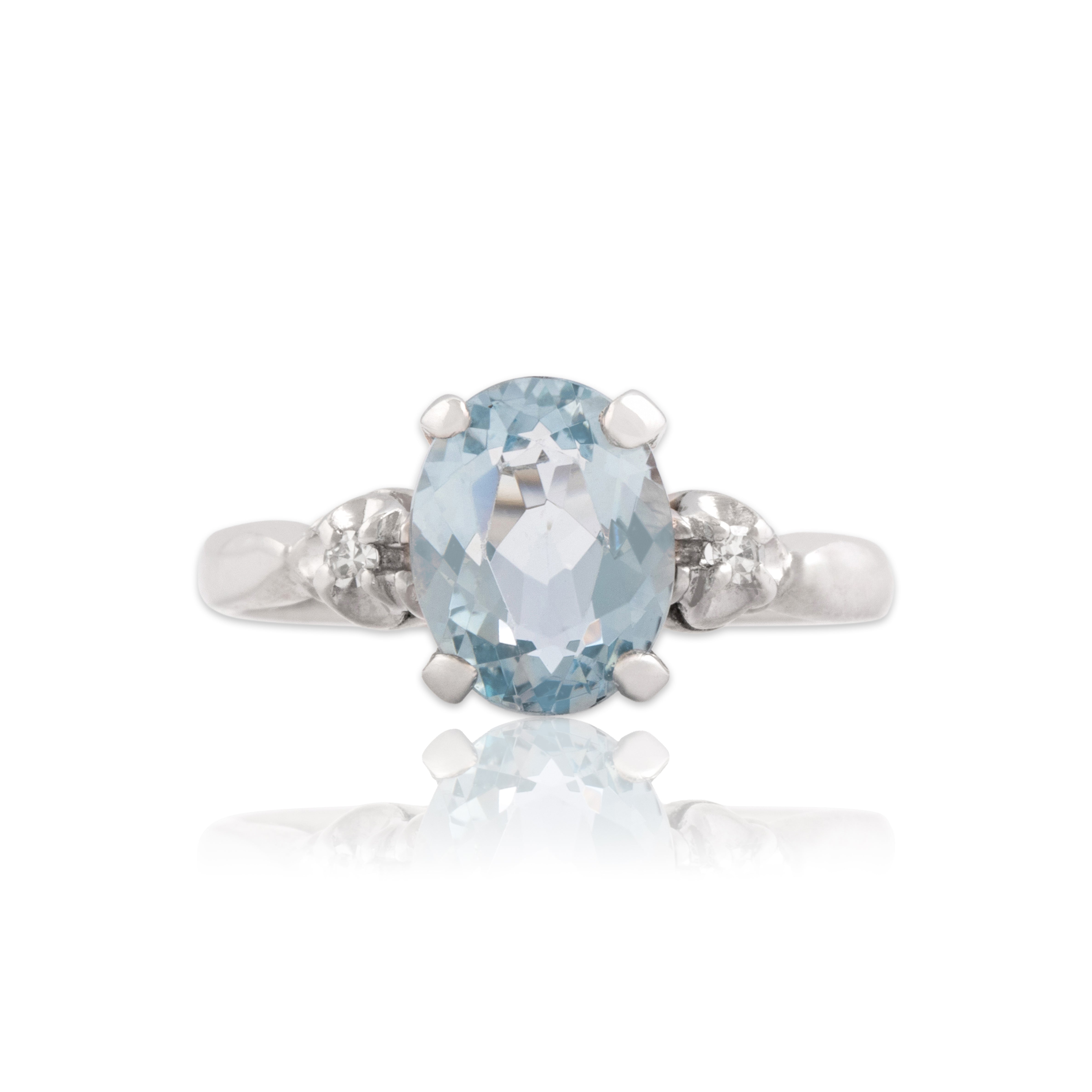 Vintage 14k White Gold 1.57ct Aquamarine Diamond Elegant Smooth Lines Ring - Close-up view