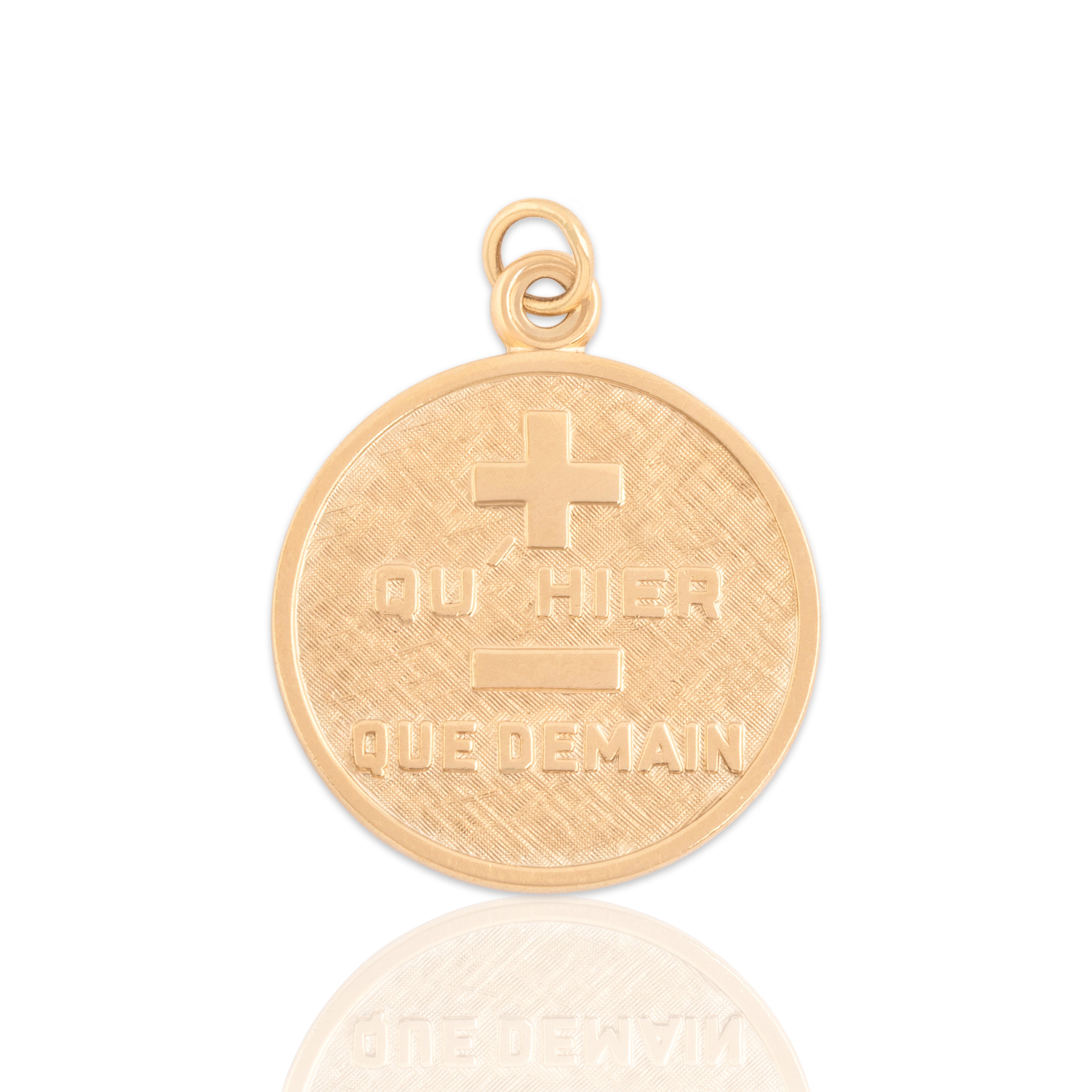 Vintage 14k Yellow Gold Qu'hier Que Demain Medallion Charm / Pendant - Close-up view