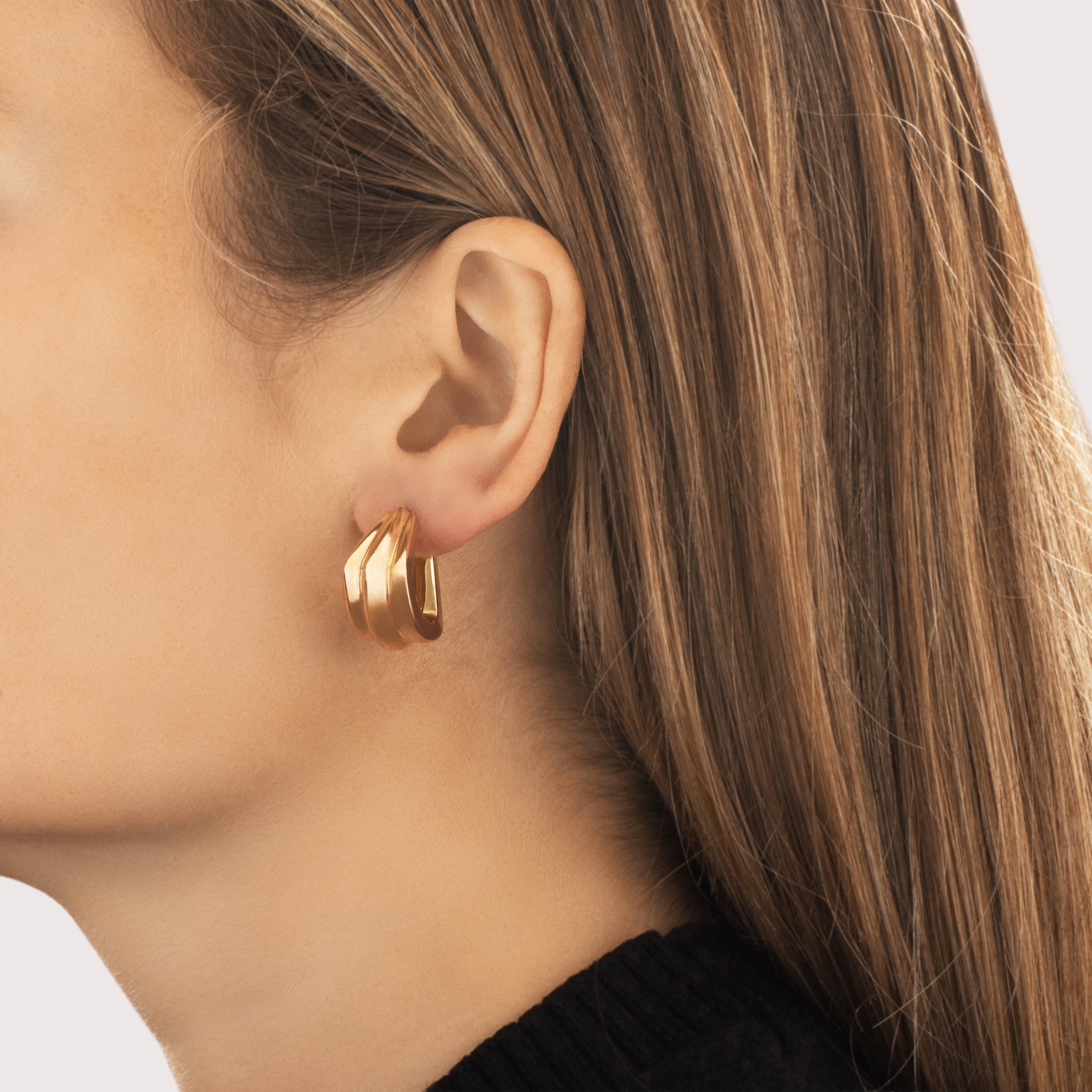 Vintage Lightweight 14k Rosy Yellow Gold Chunky Ribbed Hoop Earrings - On model view