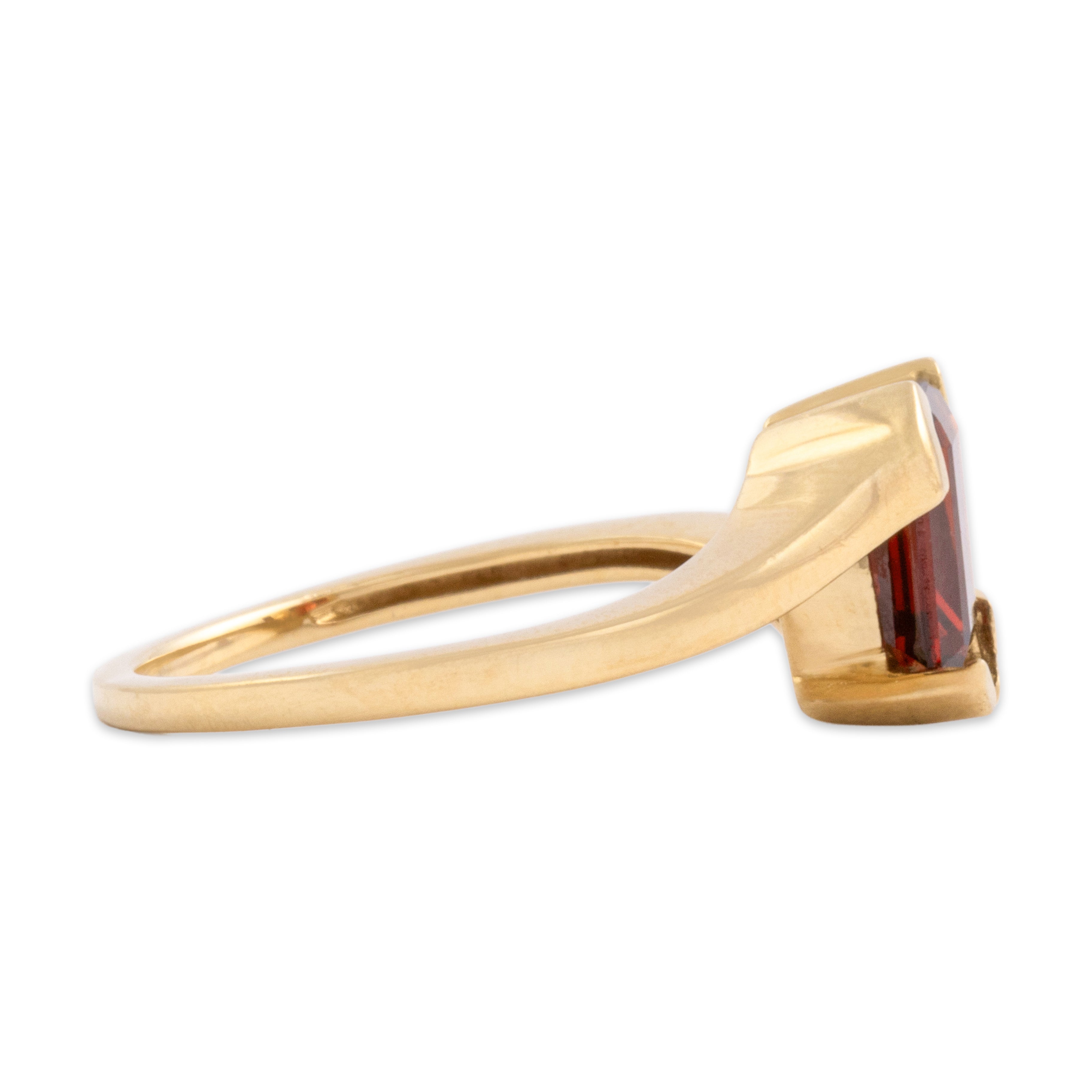 Vintage 18k Yellow Gold 1.36ct Red Garnet Sweeping Bypass Clutch Ring - Side view