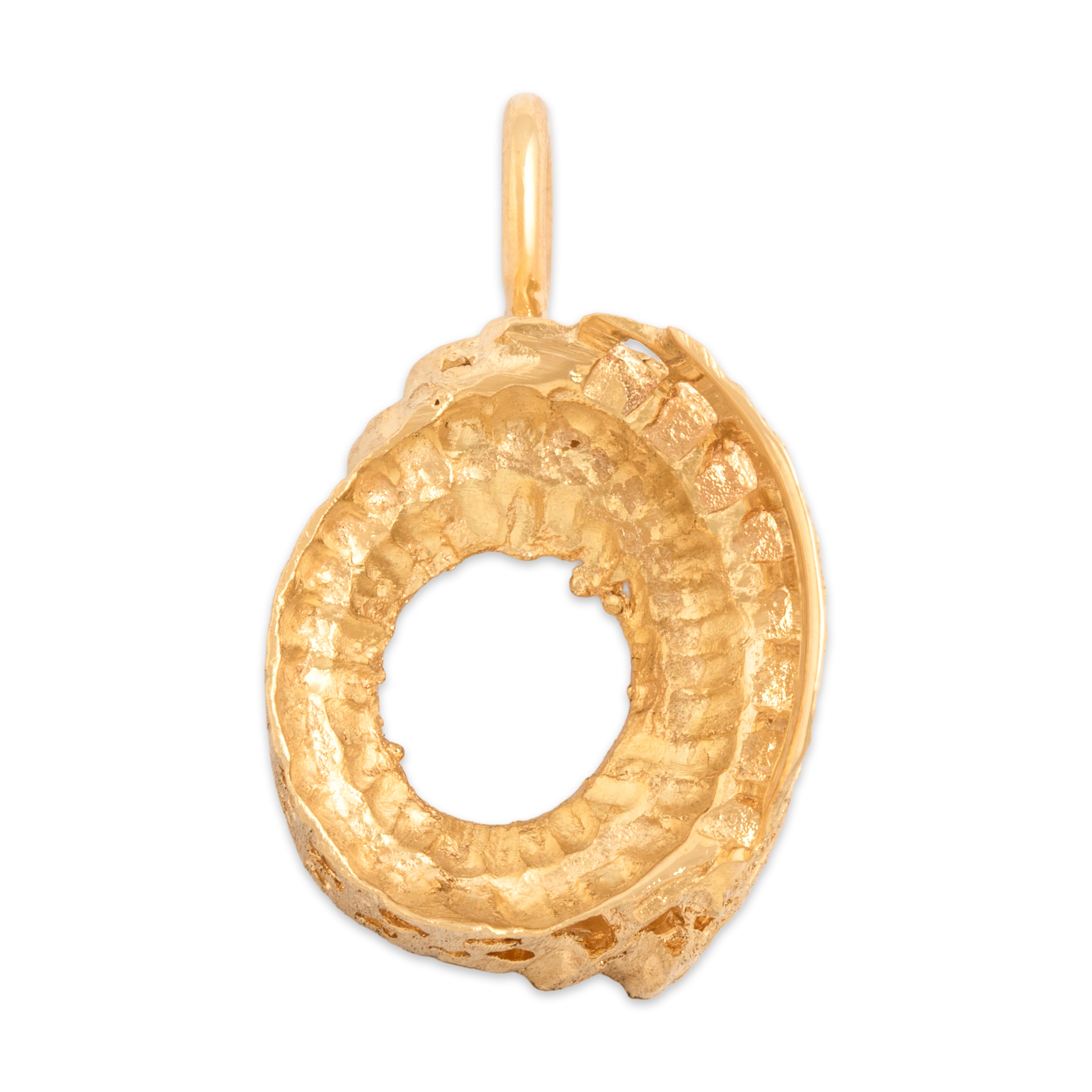 Vintage Heavy 18k Yellow Gold Textured Roman Colosseum Charm / Pendant - Overall view