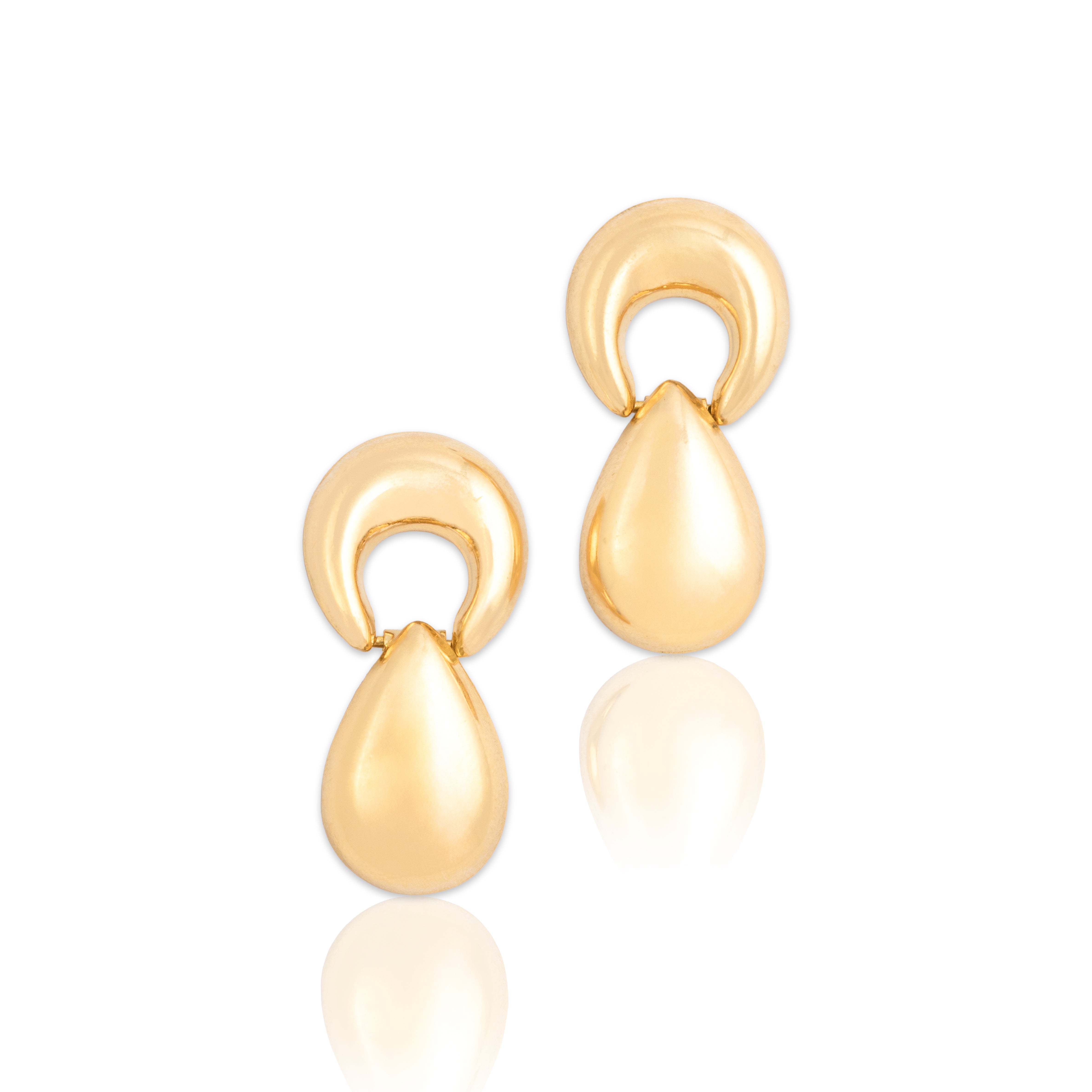 Vintage 18k Yellow Gold Crescent Teardrop Doorknocker Stud Earrings - Close-up view